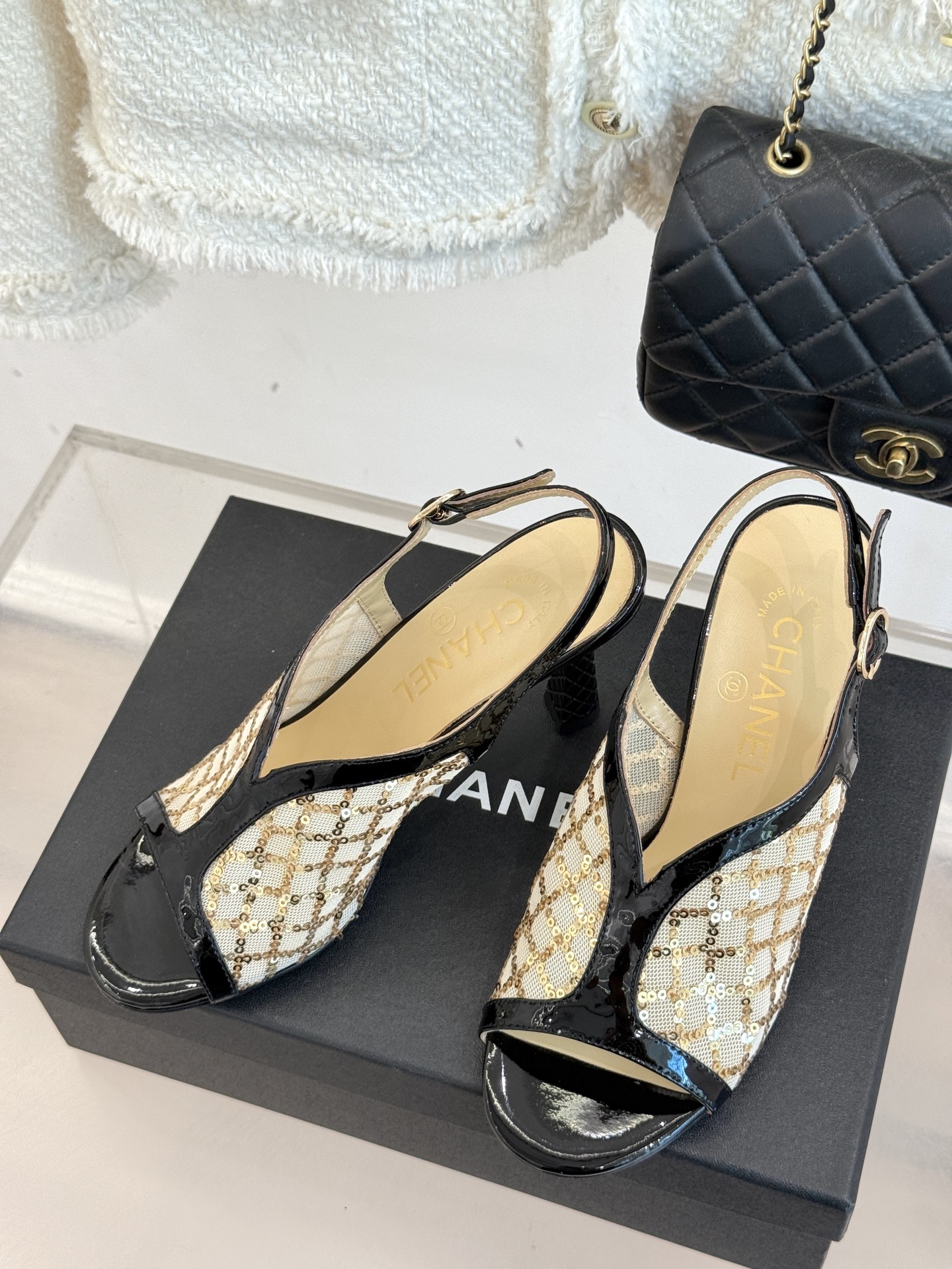 
CHANE*｜小香25A 夏季新品
 鱼嘴高跟凉鞋✨ 
经典双C基因融入摩登设计
鱼嘴勾勒性感，高跟撑
