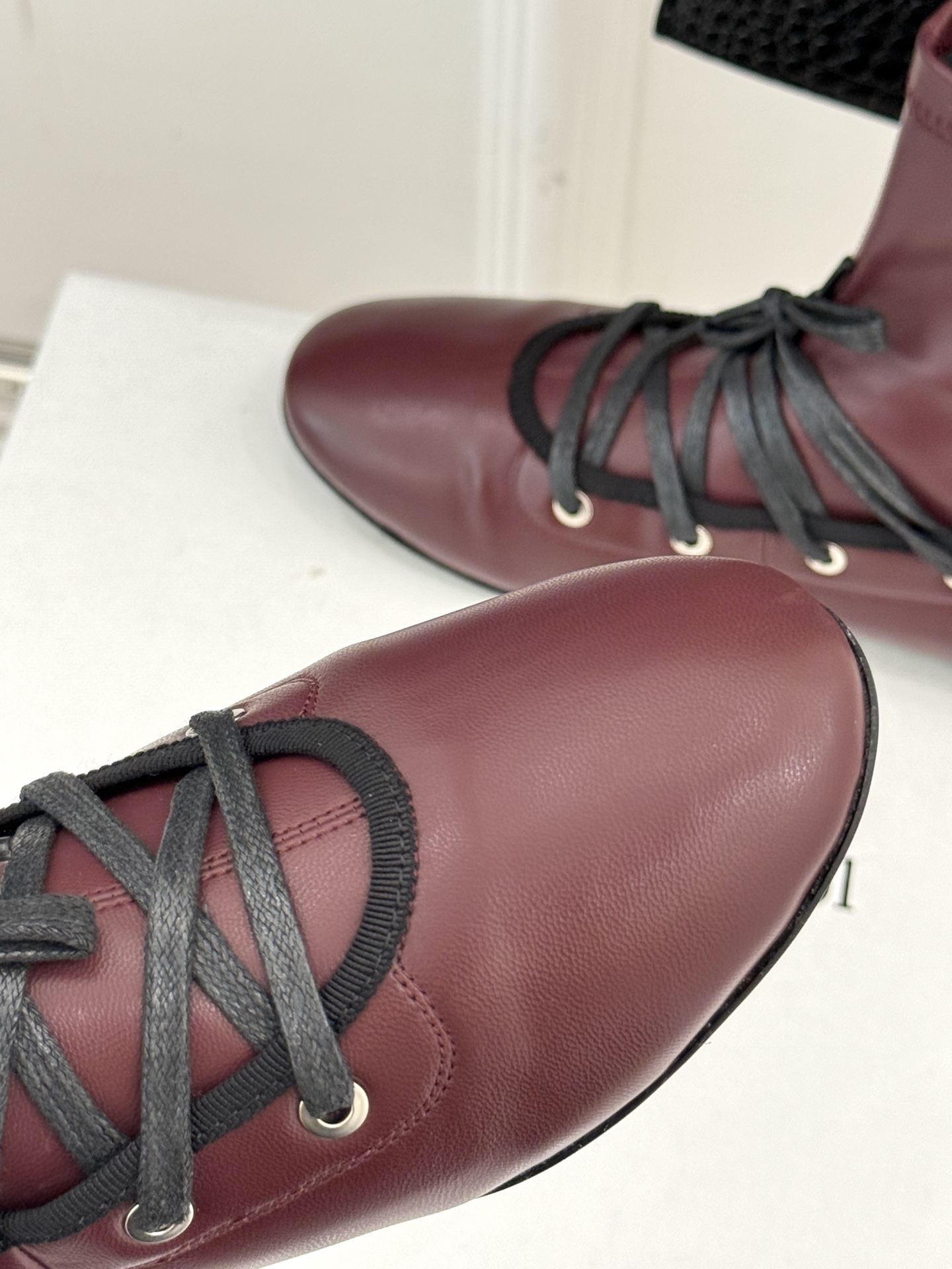 
Paloma Wool 25WF秋冬新品
绑带弹力靴
弹力袜靴搭配绑带设计 复古又时髦
像把“时髦绷带