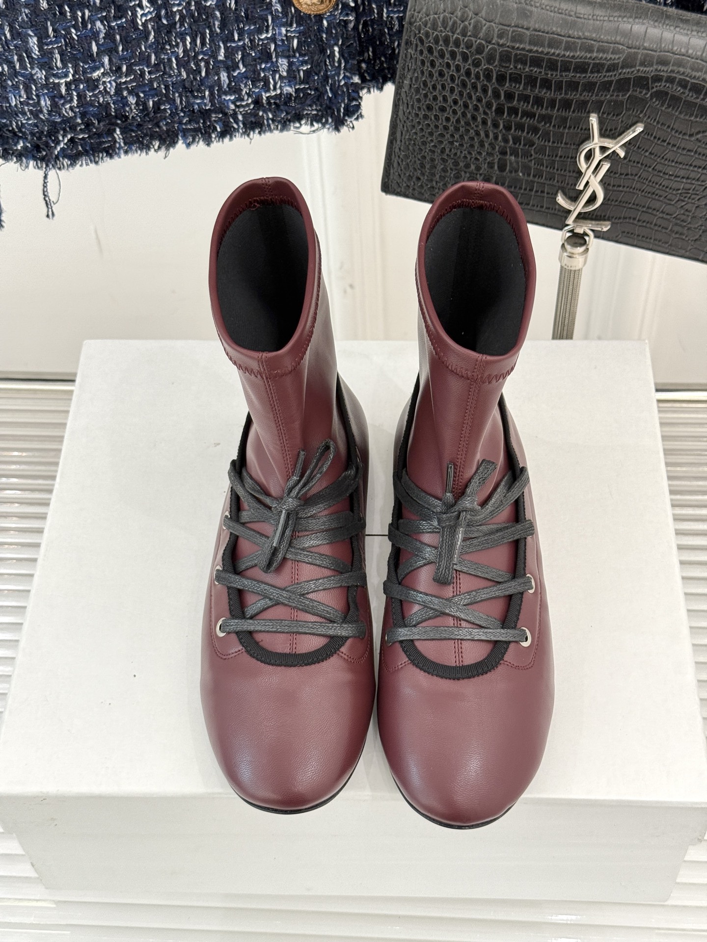 
Paloma Wool 25WF秋冬新品
绑带弹力靴
弹力袜靴搭配绑带设计 复古又时髦
像把“时髦绷带