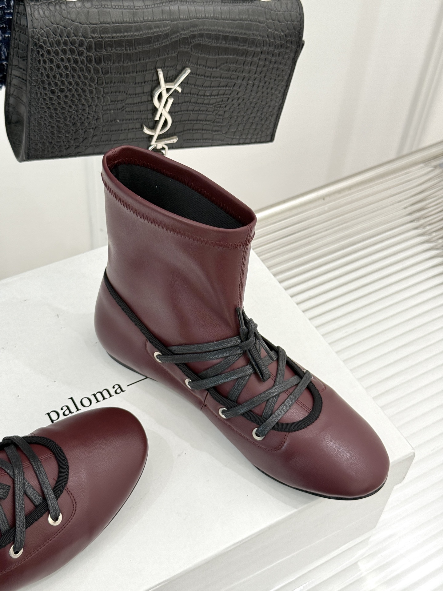 
Paloma Wool 25WF秋冬新品
绑带弹力靴
弹力袜靴搭配绑带设计 复古又时髦
像把“时髦绷带