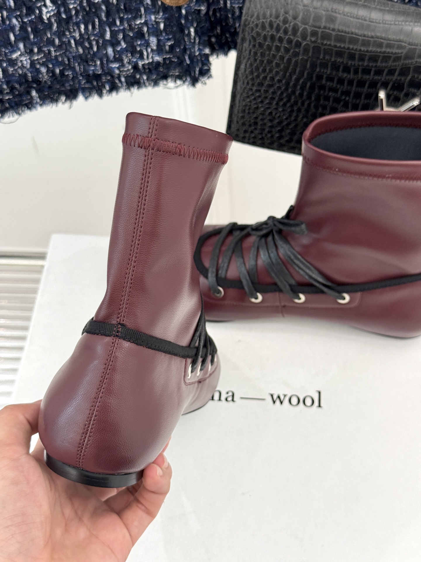 
Paloma Wool 25WF秋冬新品
绑带弹力靴
弹力袜靴搭配绑带设计 复古又时髦
像把“时髦绷带