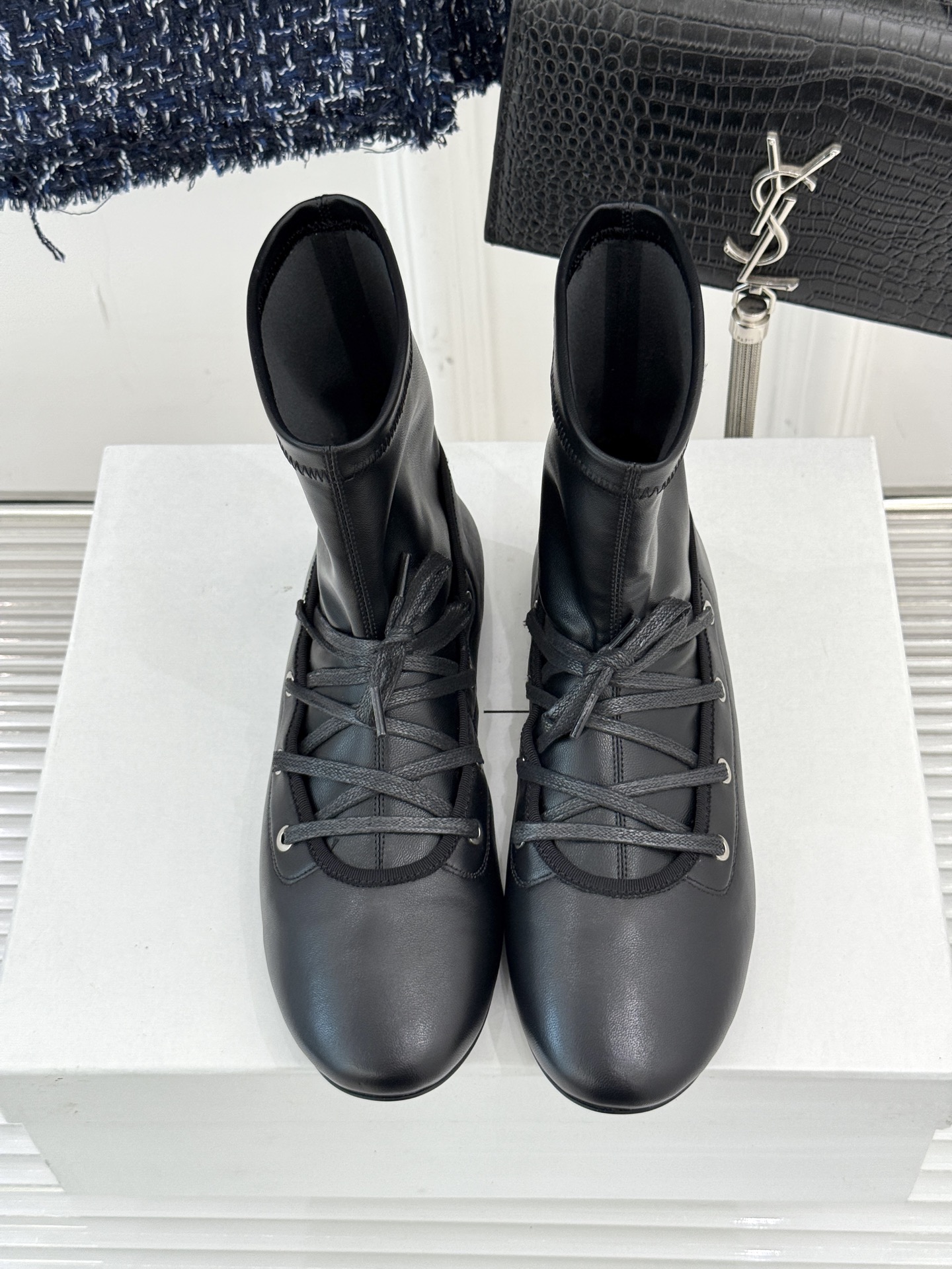 
Paloma Wool 25WF秋冬新品
绑带弹力靴
弹力袜靴搭配绑带设计 复古又时髦
像把“时髦绷带