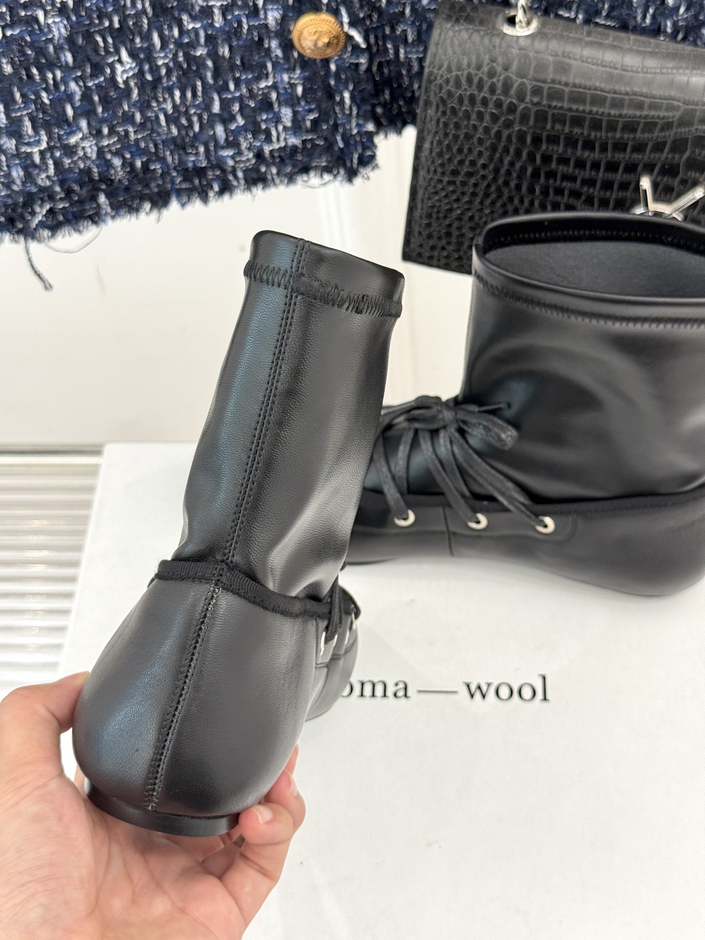 
Paloma Wool 25WF秋冬新品
绑带弹力靴
弹力袜靴搭配绑带设计 复古又时髦
像把“时髦绷带