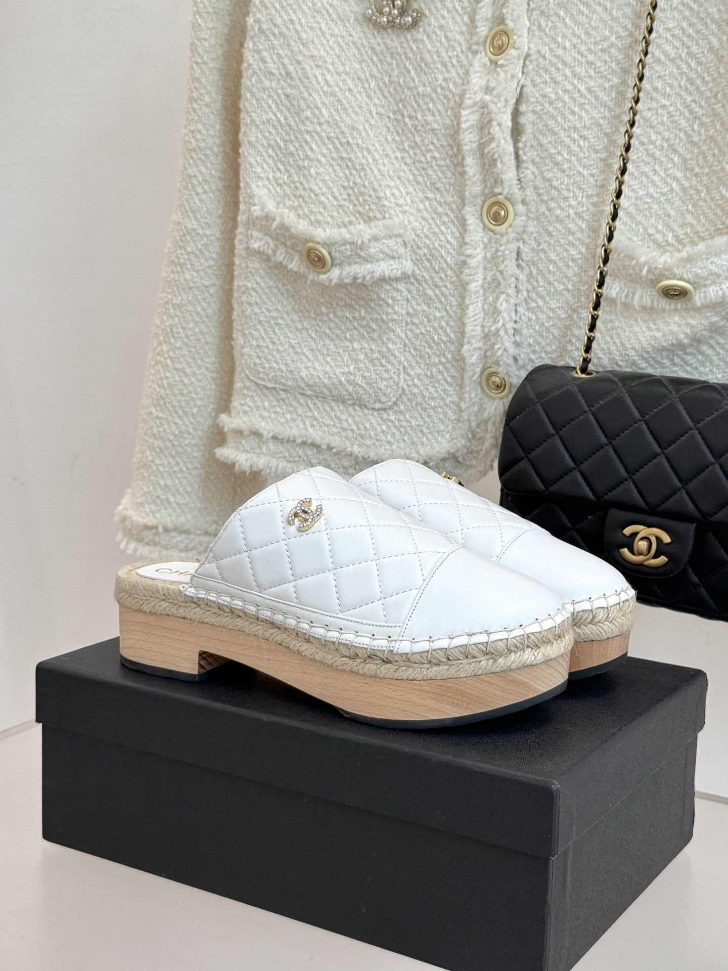 NO:445613,CHANE*｜Xiaoxiang 25k spring and summer new product color-blocking hemp rope bottom thick bottom wooden bottom half-drag this season Xiaoxiang has used her big move again!  It is a perfect combination of fashion and comfort, continuing the classic color scheme of Xiangjia. It is simple but not lacking in style. The thick-soled design is simply a blessing for small girls!  The legs are stretched out instantly and become long legs in seconds. The aura is 2.8 meters on the road, and the comfort is also superb. It is like stepping on a cloud. It is soft and supportive. You don’t have to wear your feet all day shopping. A must-have for fashionable people in summer!  The fabric is made of original custom material. The inner foot pads are all silk sheepskin. The original mold-opening anti-slip bottom size35-39 (customized by 40/41), semi-trail, chanel, chanel, sheepskin19860909CHANE*｜小香25k春夏新品 拼色麻绳底厚底木底半拖 这季小香又双叒放大招啦！ 简直是把时尚与舒适完美融合 延续香家经典配色 简约而不失格调, 厚底设计简直是小个子女生的福音！ 瞬间拉长腿部线条 秒变大长腿, 走在路上气场两米八 舒适度也超绝, 就像踩在云朵上 柔软又有支撑力, 逛街一整天都不累脚 时髦精的夏日必备！ 面料采用原版定制材质 内里垫脚均为丝绸羊皮 原版开模防滑大底 size35-39（40/41定制）,半拖,chanel,chanel,sheepskin,Women's Shoes