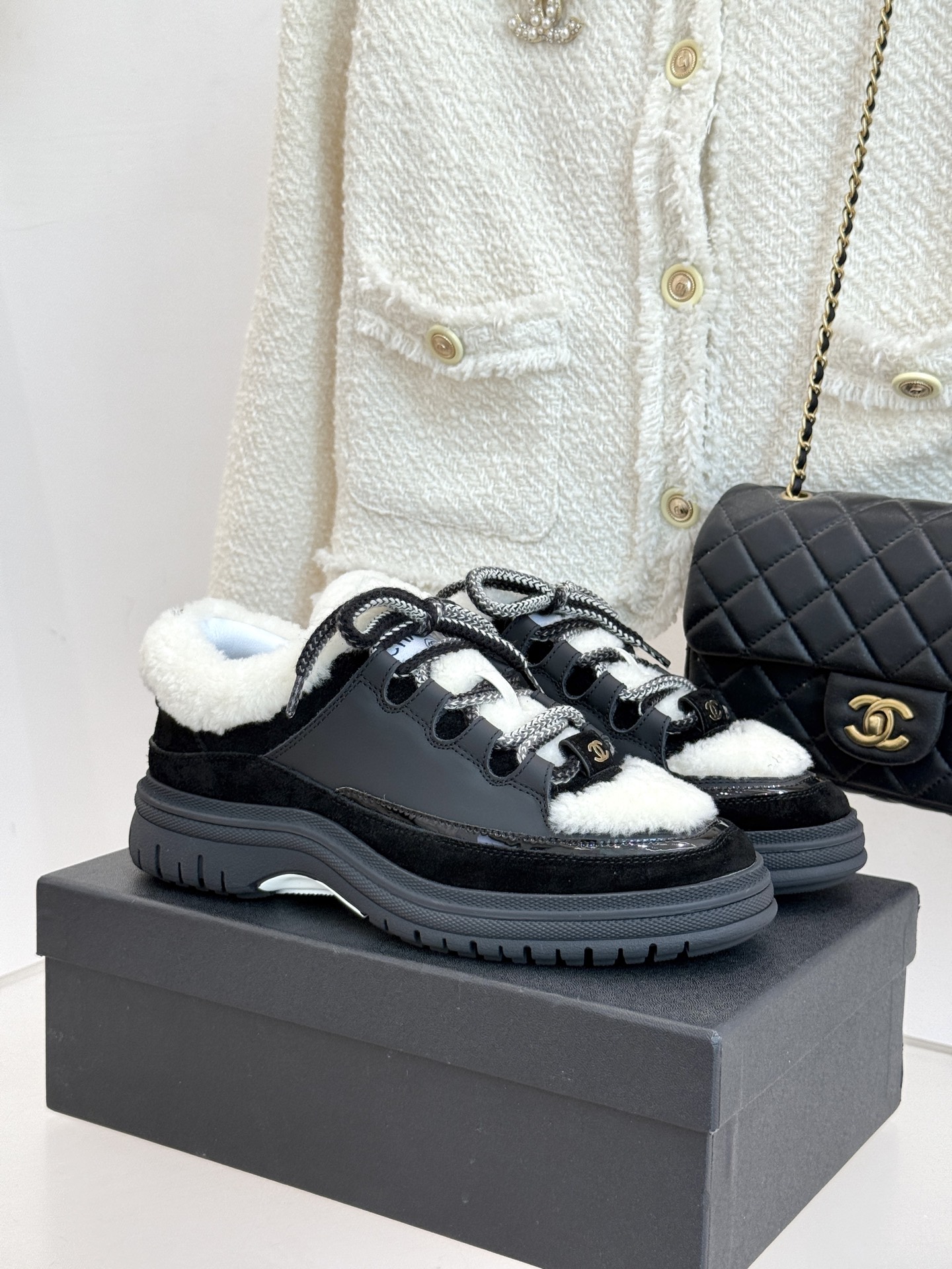 NO:445603,Wool 20 CHANE*｜Xiaoxiang 25K early spring new product Retro diamond panda casual shoes sneakers Simple black and white color scheme outlines a fashionable outline that never goes out of date. Exquisite double C logo embellishment is a silent display of the brand style. It is quite weighty and personal feeling is good! Very durable sports style design~ The sole is very soft and comfortable to wear. Paired with trousers, shorts, long skirts and short skirts can look good, creating a dazzling outfit! The fabric is made of customized imported calfskin, the inner foot pads are all breathable mesh/wool Original open mold custom TPU sole size35-39 (customized by 40/41), casual shoes/sports, chanel, sneakers, skirts, shorts, cowhide19860909羊毛款20 CHANE*｜小香25K早春新品 复古菱格熊猫休闲鞋运动鞋 简约黑白配色 勾勒永不过时的时尚轮廓 . 精致双C标志点缀 是品牌格调的无声彰显. 蛮有分量个人感觉敲好的! 非常耐看的运动风设计~ 鞋底很软穿着也很舒服 搭配长裤 短裤 长裙短裙都能很好看 打造让人眼前一亮的穿搭! 面料采用定制进口小牛皮 内里垫脚均为透气网布/羊毛 原版开模定制TPU大底 size35-39（40/41定制）,休闲鞋/运动鞋,chanel,sneakers,skirts,shorts,cowhide,Women's Shoes