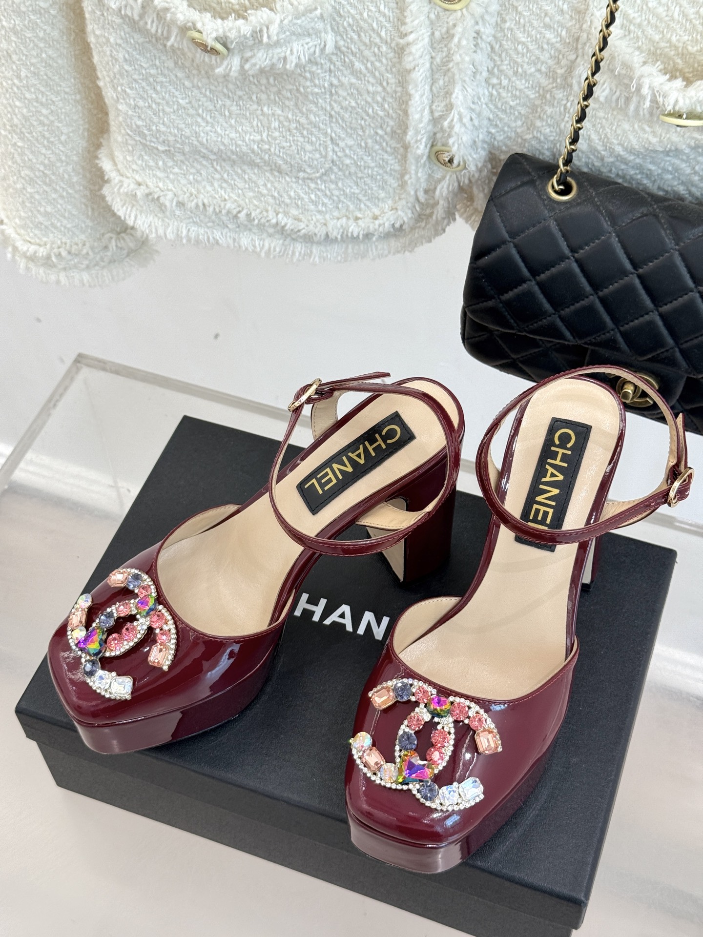
CHANE*｜小香25A春夏新品
宝石双C防水台高跟凉鞋👠
当经典双C邂逅璀璨宝石💎
小香防水台高跟凉