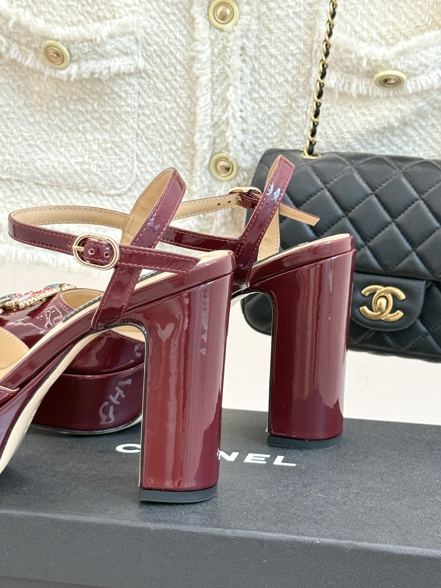 
CHANE*｜小香25A春夏新品
宝石双C防水台高跟凉鞋👠
当经典双C邂逅璀璨宝石💎
小香防水台高跟凉