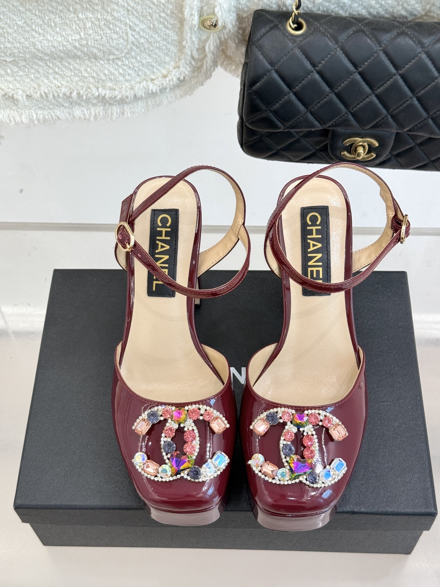 
CHANE*｜小香25A春夏新品
宝石双C防水台高跟凉鞋👠
当经典双C邂逅璀璨宝石💎
小香防水台高跟凉