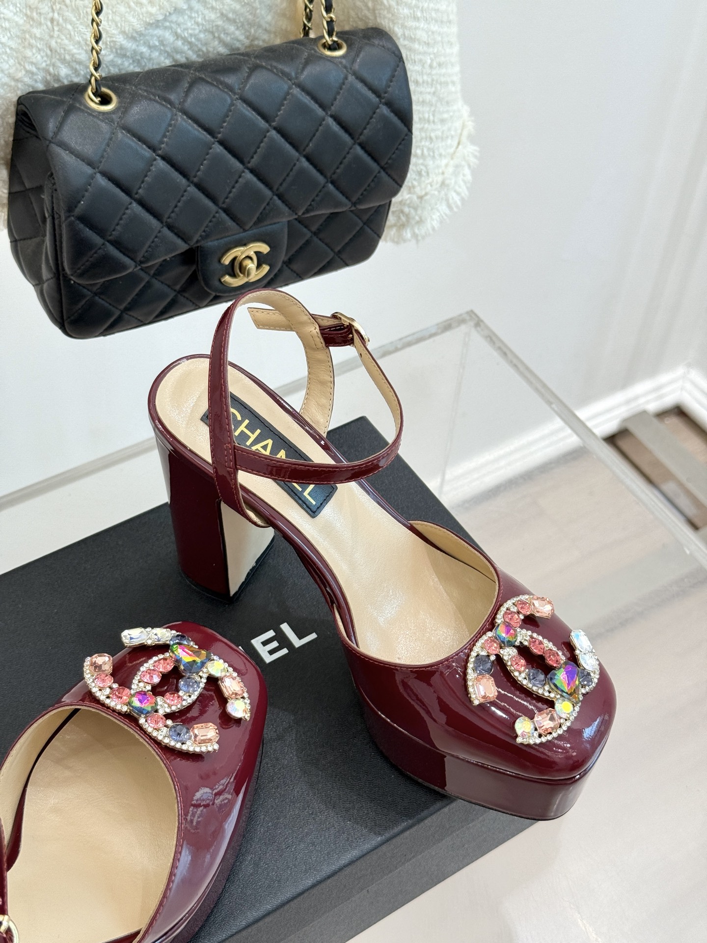 
CHANE*｜小香25A春夏新品
宝石双C防水台高跟凉鞋👠
当经典双C邂逅璀璨宝石💎
小香防水台高跟凉