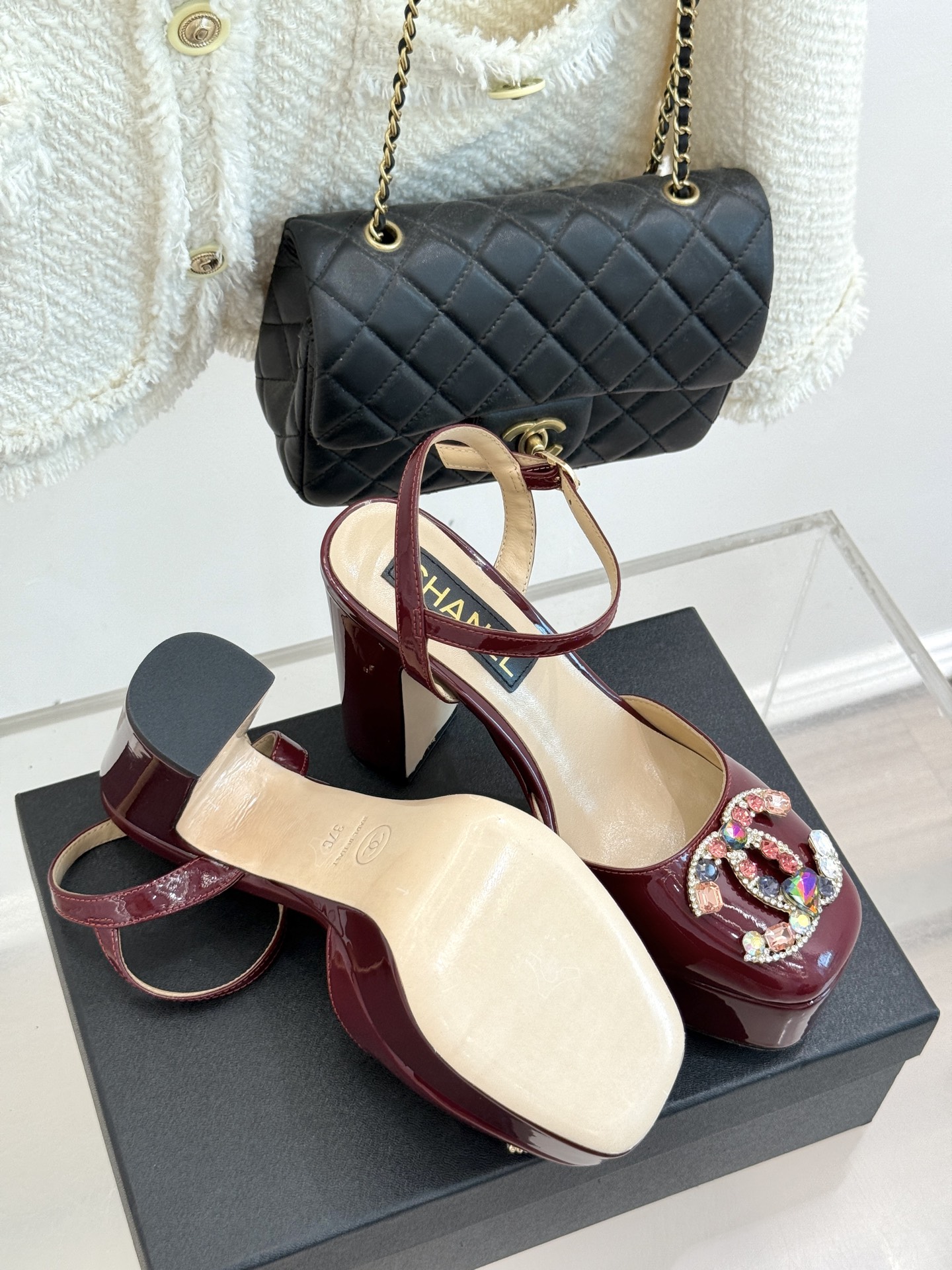
CHANE*｜小香25A春夏新品
宝石双C防水台高跟凉鞋👠
当经典双C邂逅璀璨宝石💎
小香防水台高跟凉