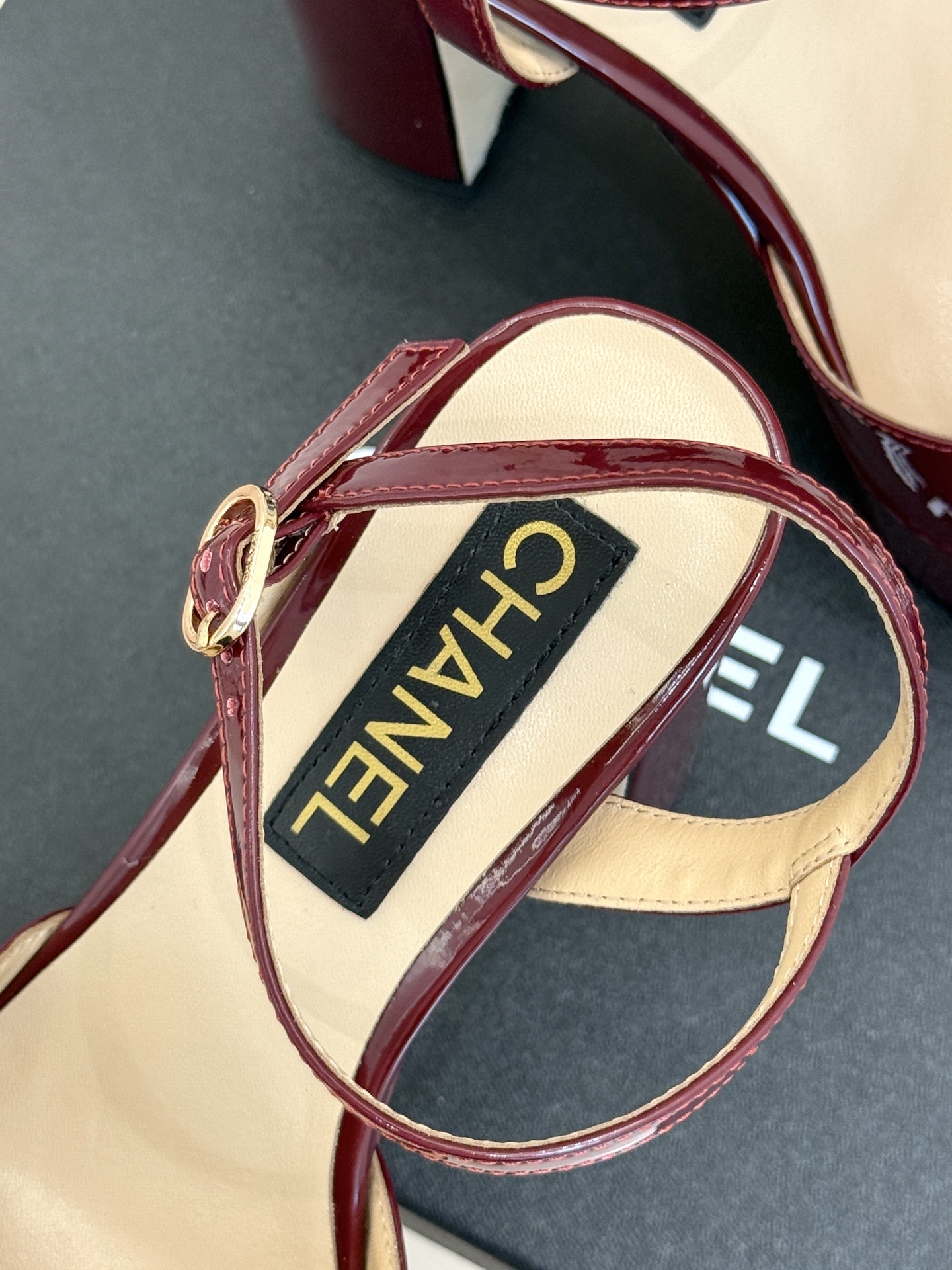 
CHANE*｜小香25A春夏新品
宝石双C防水台高跟凉鞋👠
当经典双C邂逅璀璨宝石💎
小香防水台高跟凉
