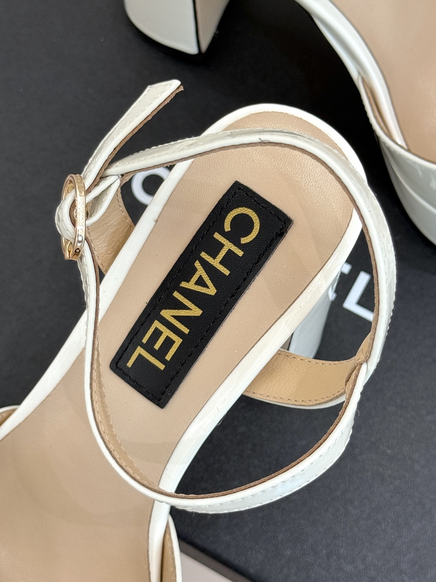 
CHANE*｜小香25A春夏新品
宝石双C防水台高跟凉鞋👠
当经典双C邂逅璀璨宝石💎
小香防水台高跟凉