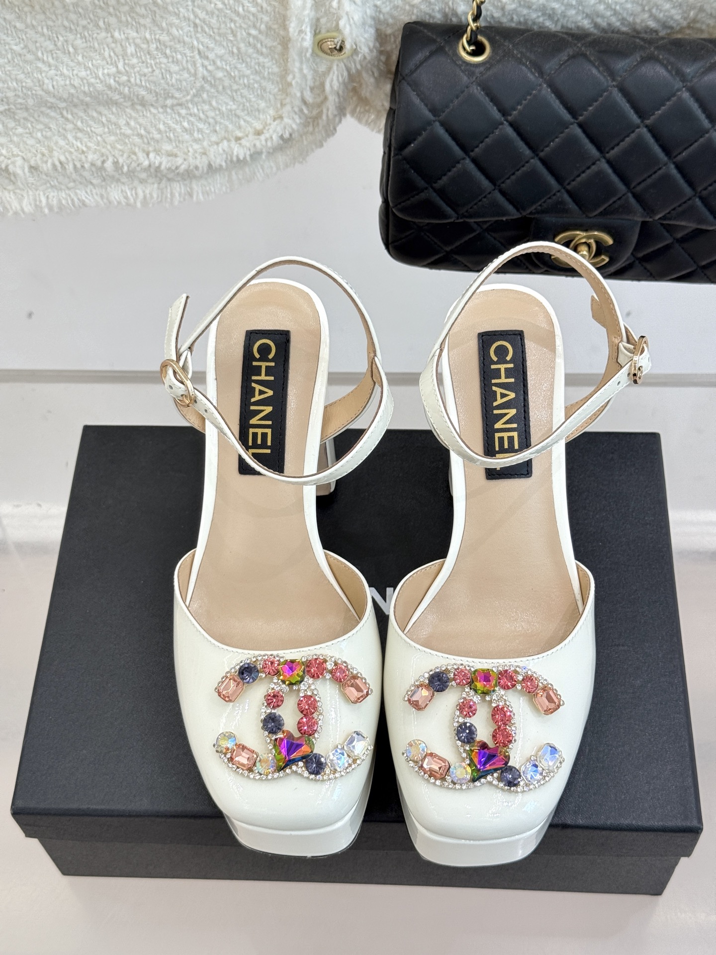 
CHANE*｜小香25A春夏新品
宝石双C防水台高跟凉鞋👠
当经典双C邂逅璀璨宝石💎
小香防水台高跟凉