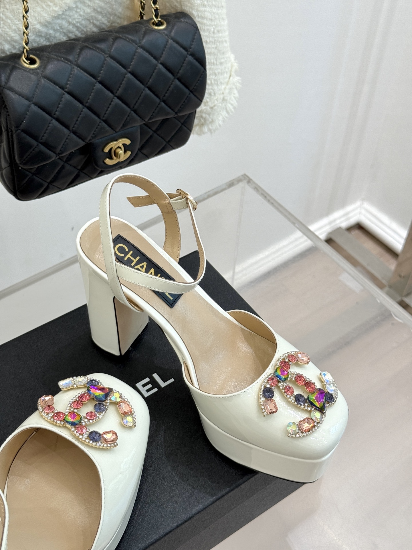 
CHANE*｜小香25A春夏新品
宝石双C防水台高跟凉鞋👠
当经典双C邂逅璀璨宝石💎
小香防水台高跟凉