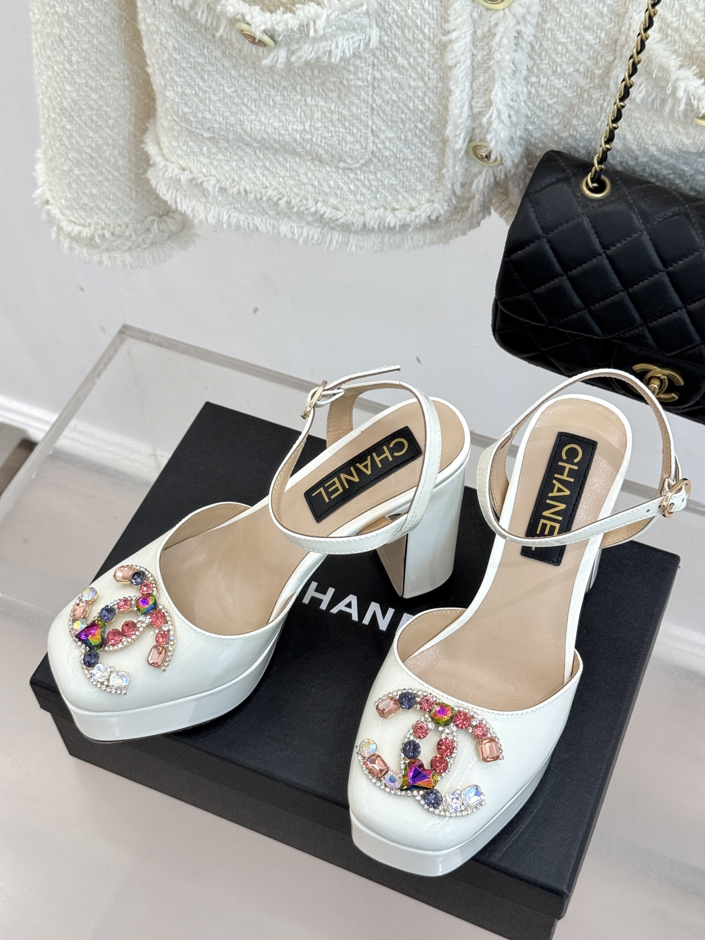 
CHANE*｜小香25A春夏新品
宝石双C防水台高跟凉鞋👠
当经典双C邂逅璀璨宝石💎
小香防水台高跟凉