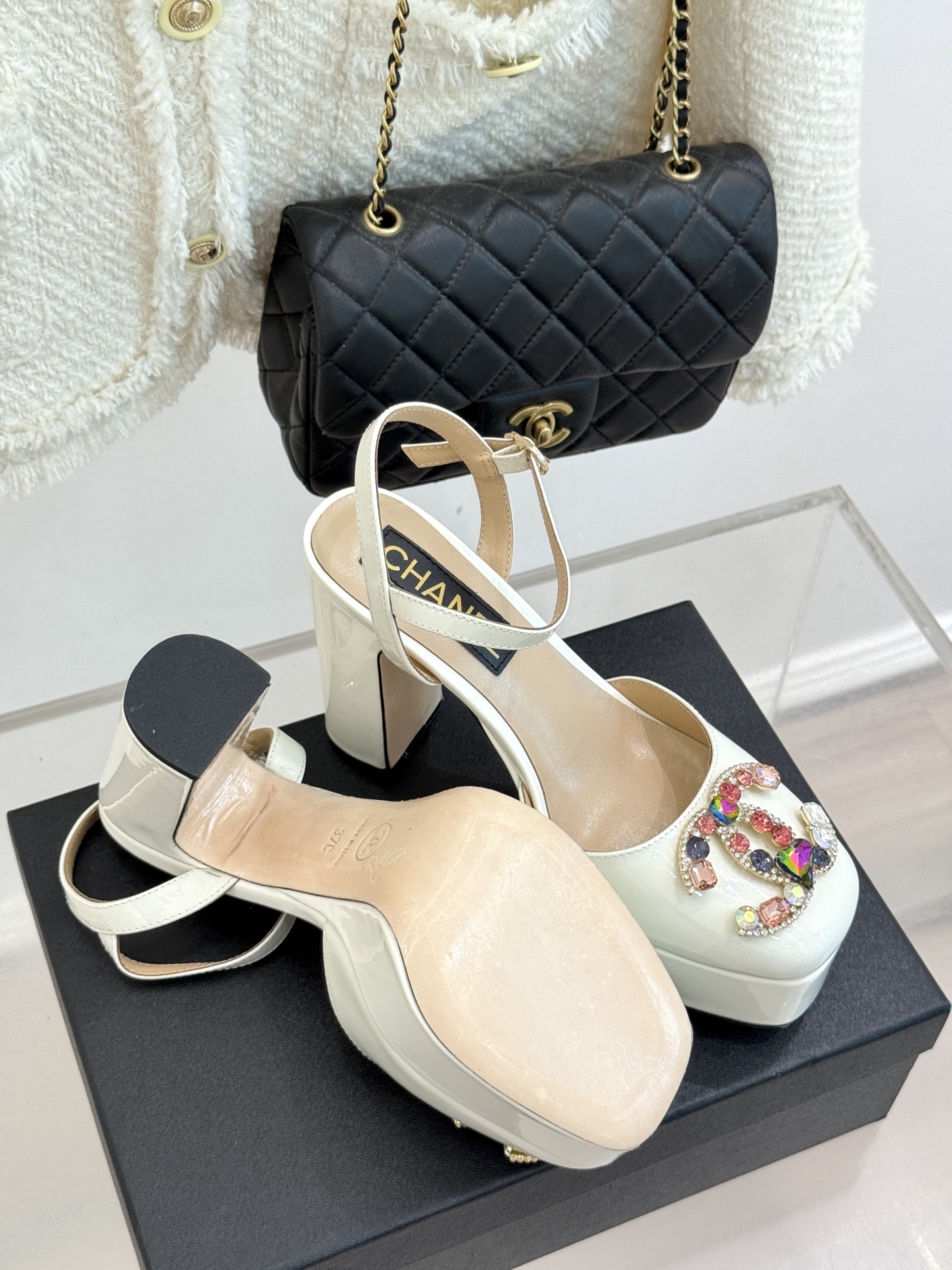 
CHANE*｜小香25A春夏新品
宝石双C防水台高跟凉鞋👠
当经典双C邂逅璀璨宝石💎
小香防水台高跟凉