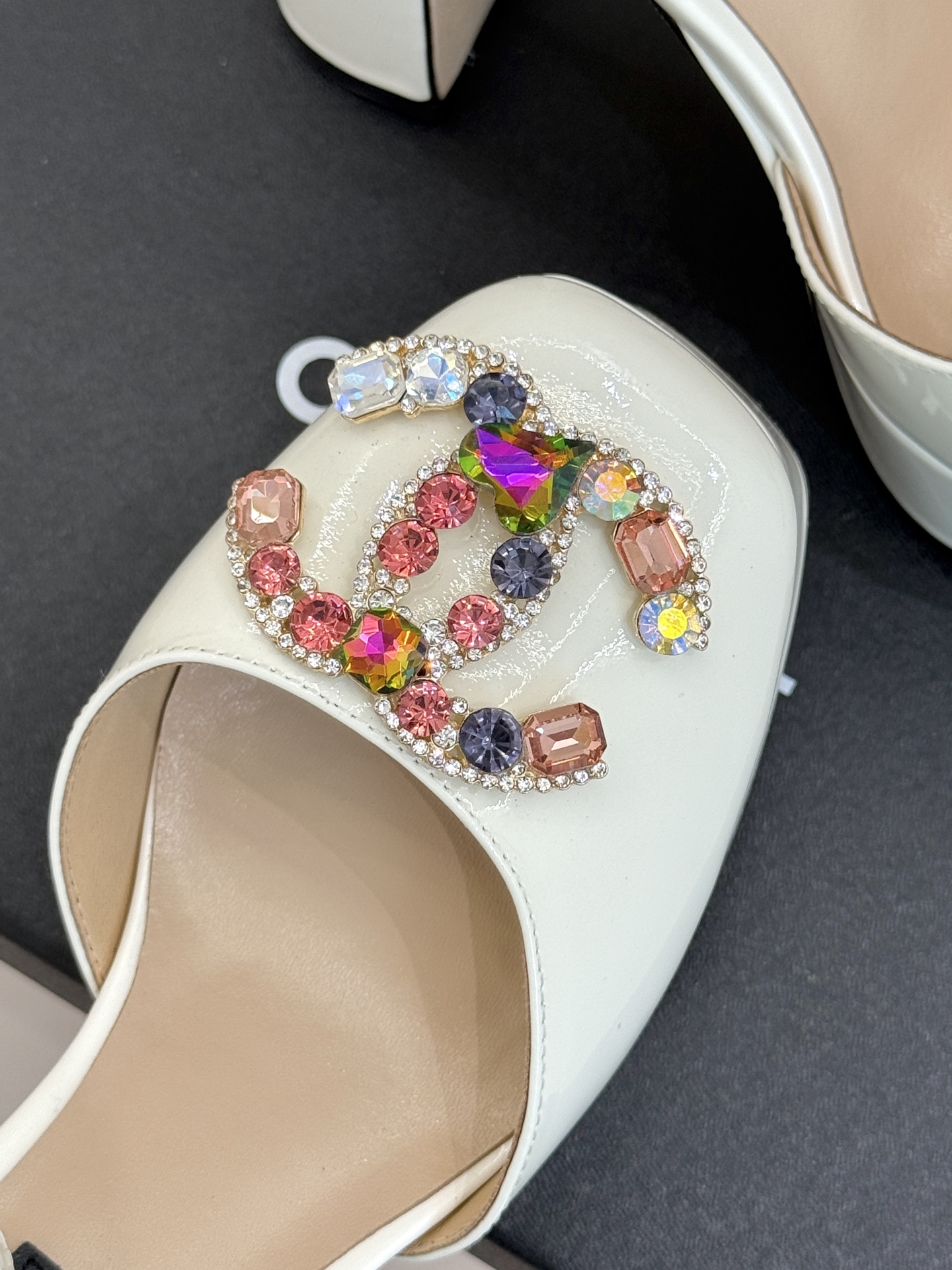 
CHANE*｜小香25A春夏新品
宝石双C防水台高跟凉鞋👠
当经典双C邂逅璀璨宝石💎
小香防水台高跟凉