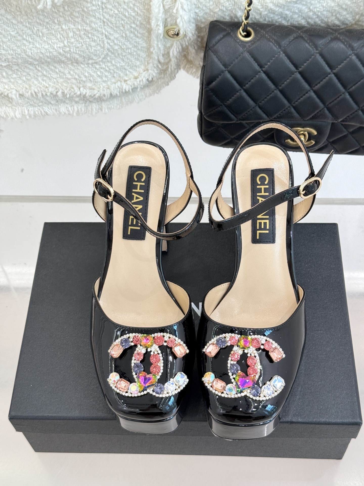 
CHANE*｜小香25A春夏新品
宝石双C防水台高跟凉鞋👠
当经典双C邂逅璀璨宝石💎
小香防水台高跟凉