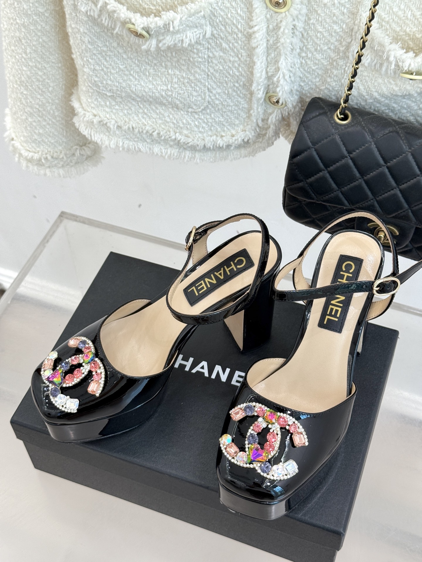 
CHANE*｜小香25A春夏新品
宝石双C防水台高跟凉鞋👠
当经典双C邂逅璀璨宝石💎
小香防水台高跟凉