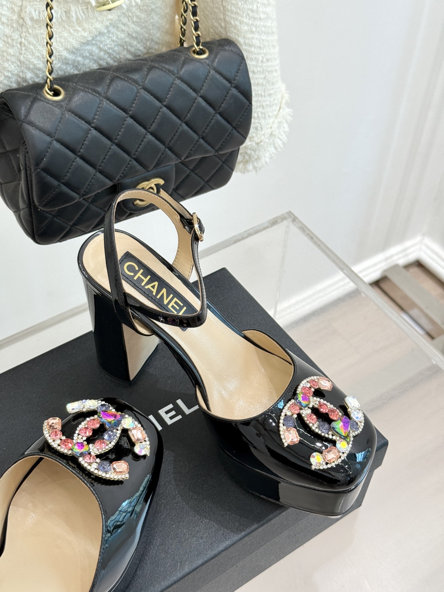 
CHANE*｜小香25A春夏新品
宝石双C防水台高跟凉鞋👠
当经典双C邂逅璀璨宝石💎
小香防水台高跟凉