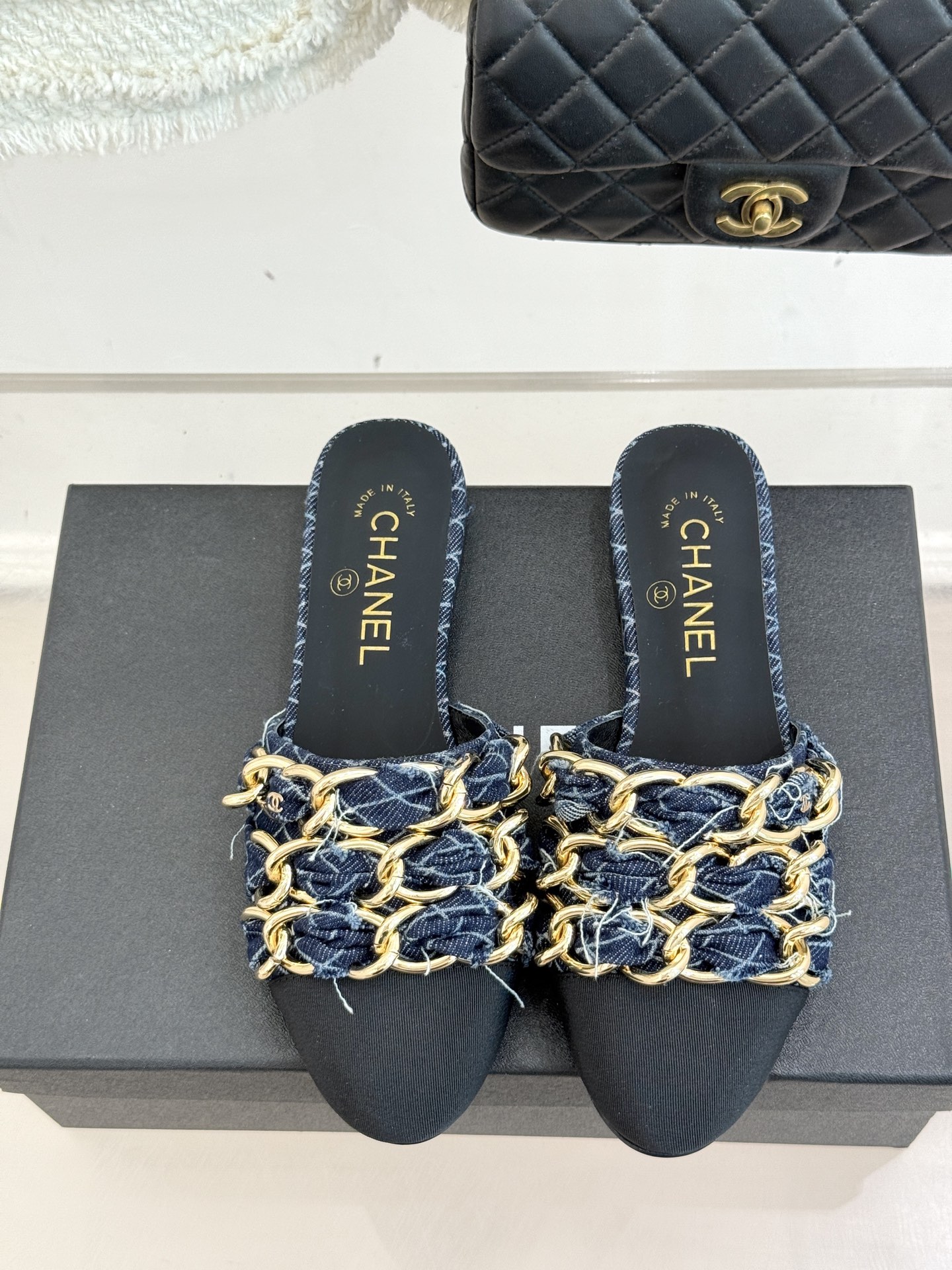 
CHANE*｜小香25K春夏新品
大链条双C包头拖半拖鞋
链条凉拖是今年的大爆款
已被它的美貌折服得随