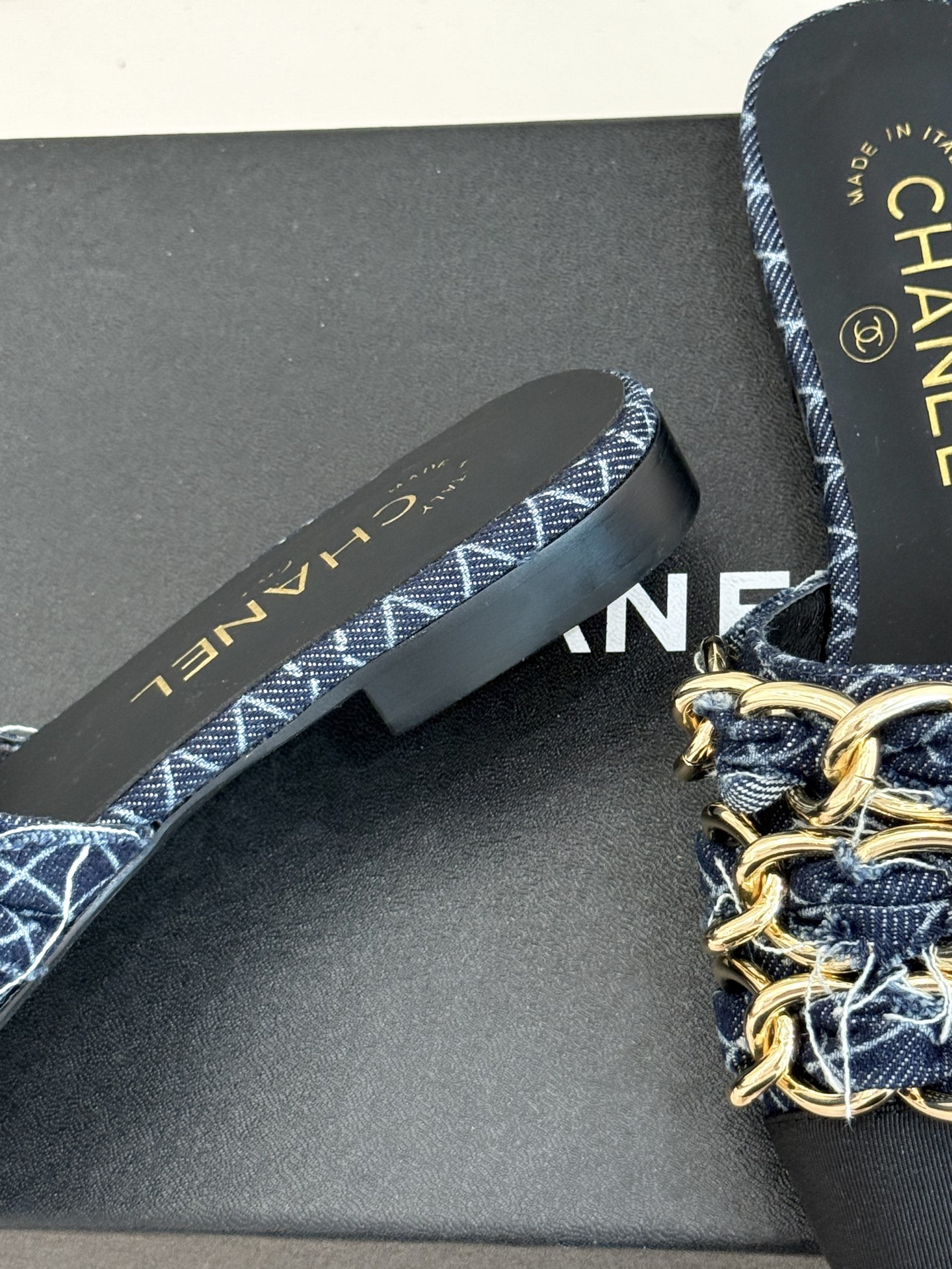 
CHANE*｜小香25K春夏新品
大链条双C包头拖半拖鞋
链条凉拖是今年的大爆款
已被它的美貌折服得随