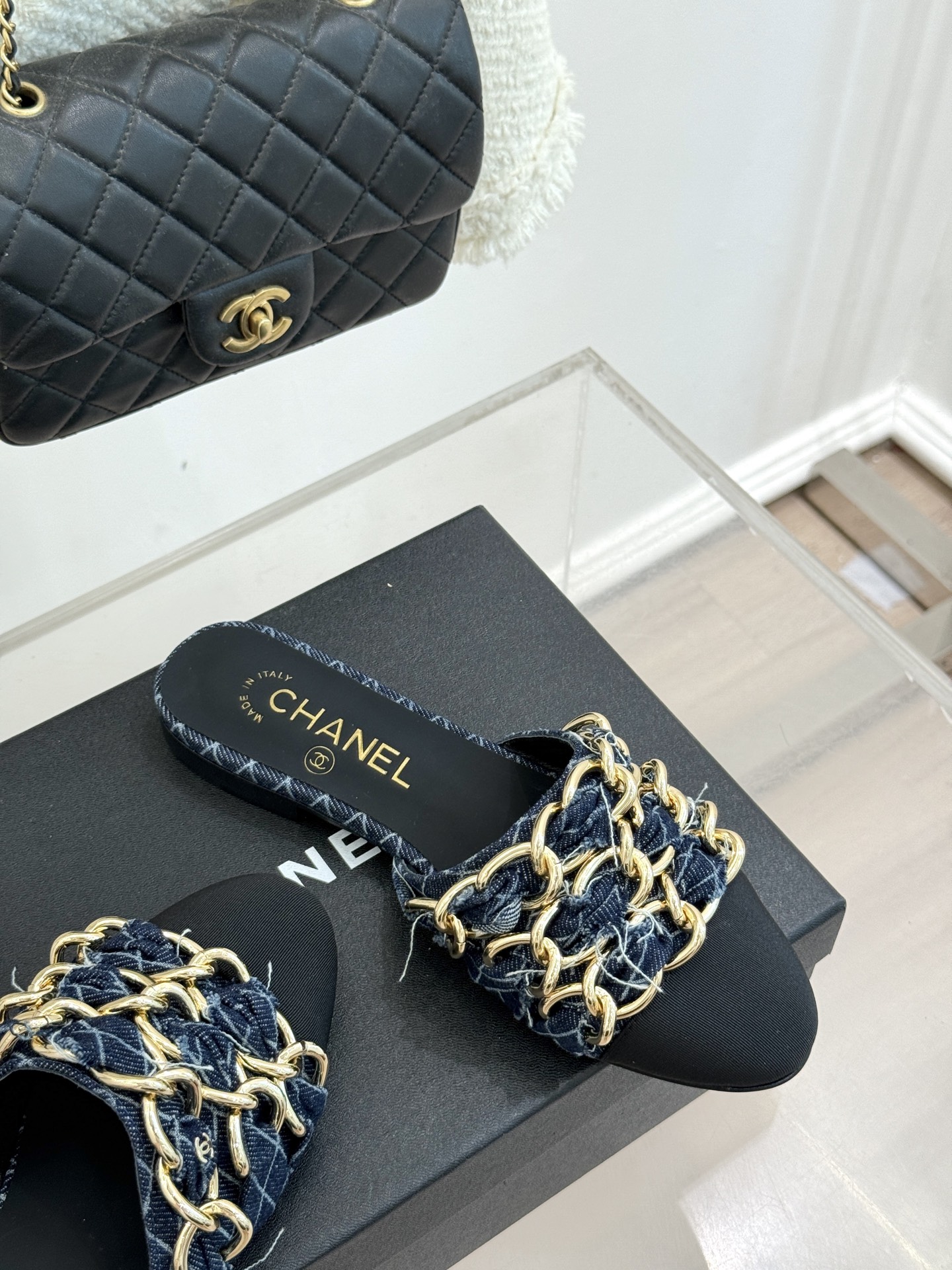 
CHANE*｜小香25K春夏新品
大链条双C包头拖半拖鞋
链条凉拖是今年的大爆款
已被它的美貌折服得随
