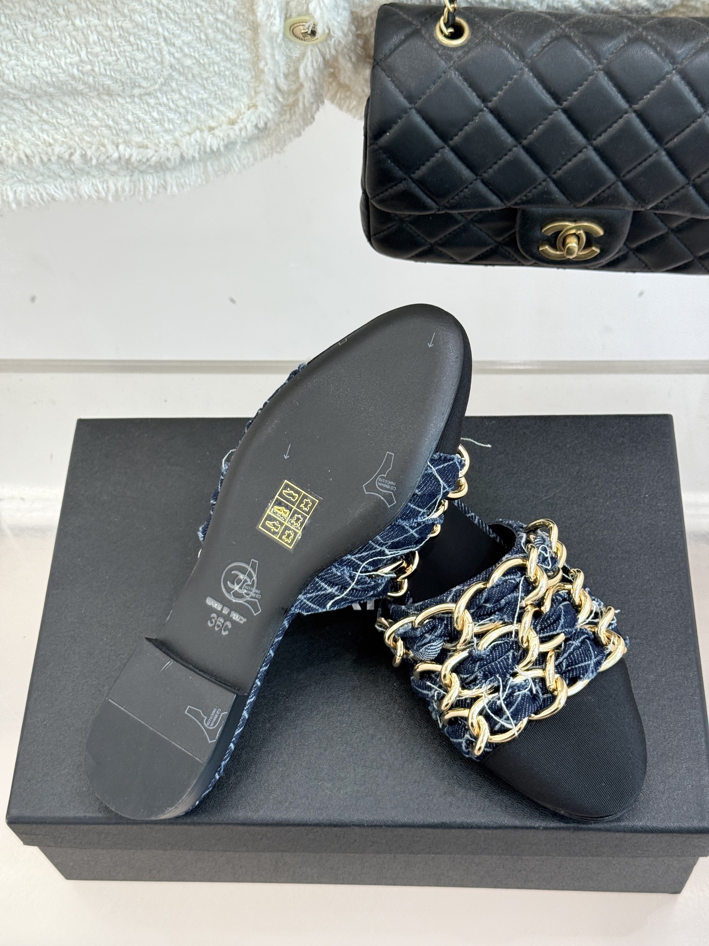 
CHANE*｜小香25K春夏新品
大链条双C包头拖半拖鞋
链条凉拖是今年的大爆款
已被它的美貌折服得随