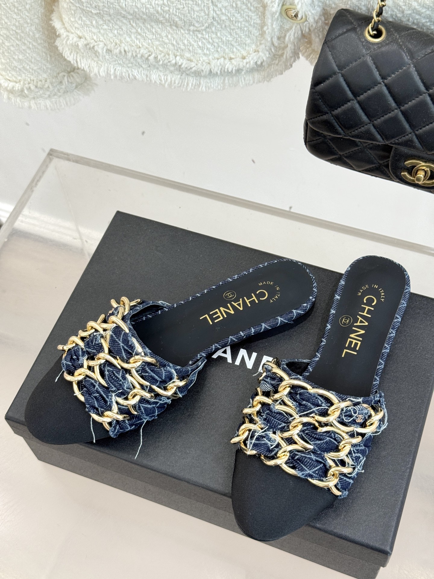 
CHANE*｜小香25K春夏新品
大链条双C包头拖半拖鞋
链条凉拖是今年的大爆款
已被它的美貌折服得随