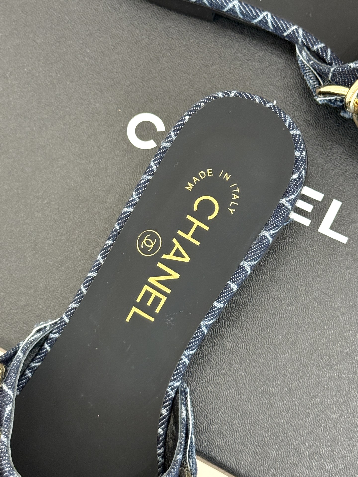 
CHANE*｜小香25K春夏新品
大链条双C包头拖半拖鞋
链条凉拖是今年的大爆款
已被它的美貌折服得随