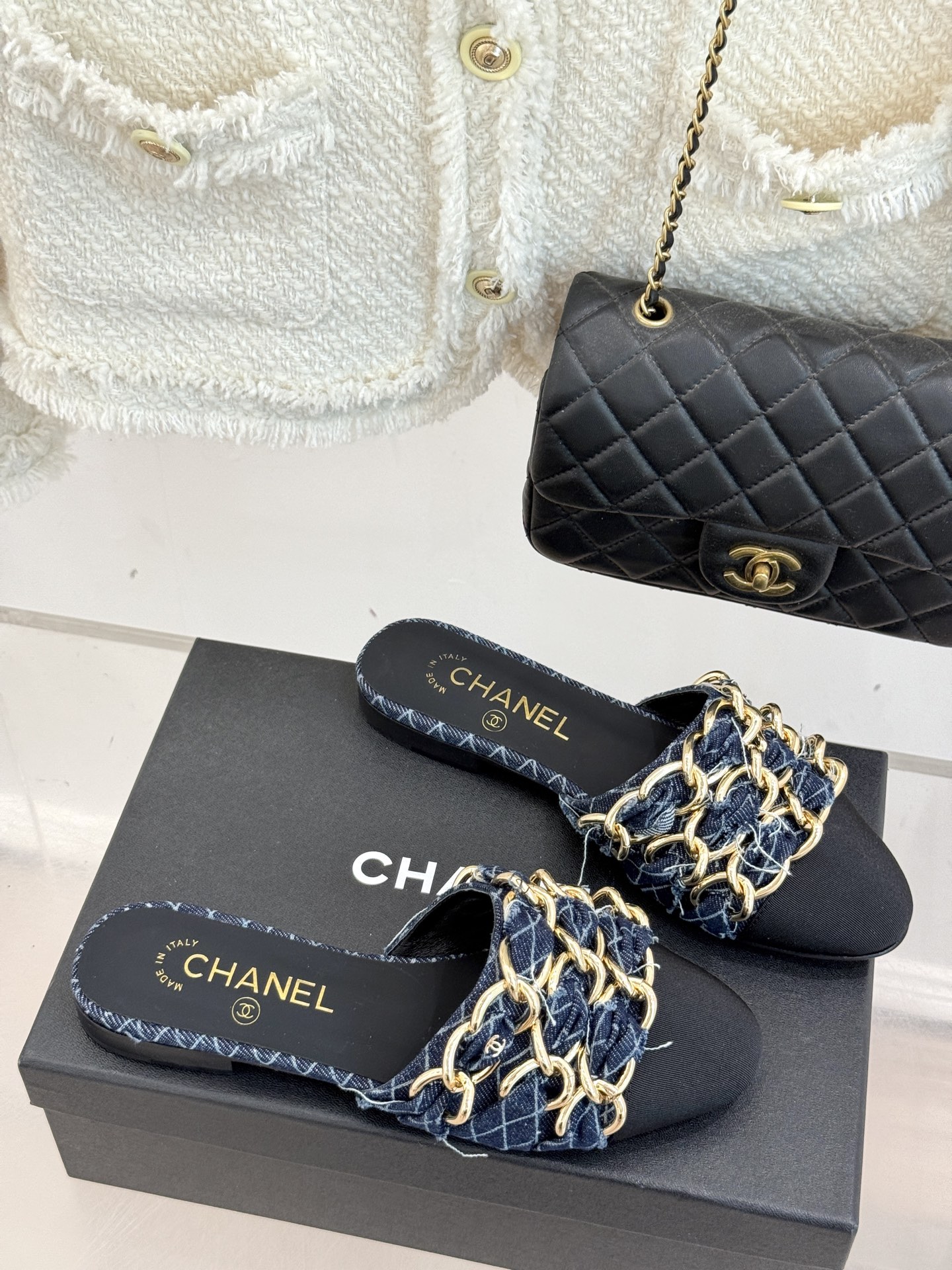
CHANE*｜小香25K春夏新品
大链条双C包头拖半拖鞋
链条凉拖是今年的大爆款
已被它的美貌折服得随