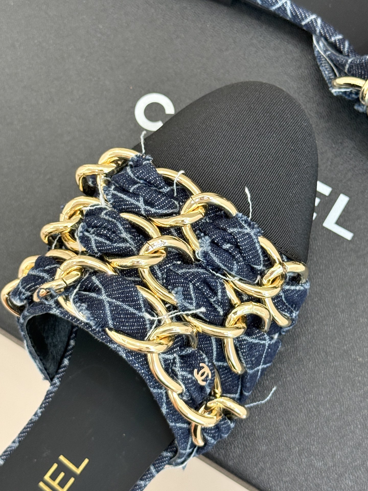 
CHANE*｜小香25K春夏新品
大链条双C包头拖半拖鞋
链条凉拖是今年的大爆款
已被它的美貌折服得随