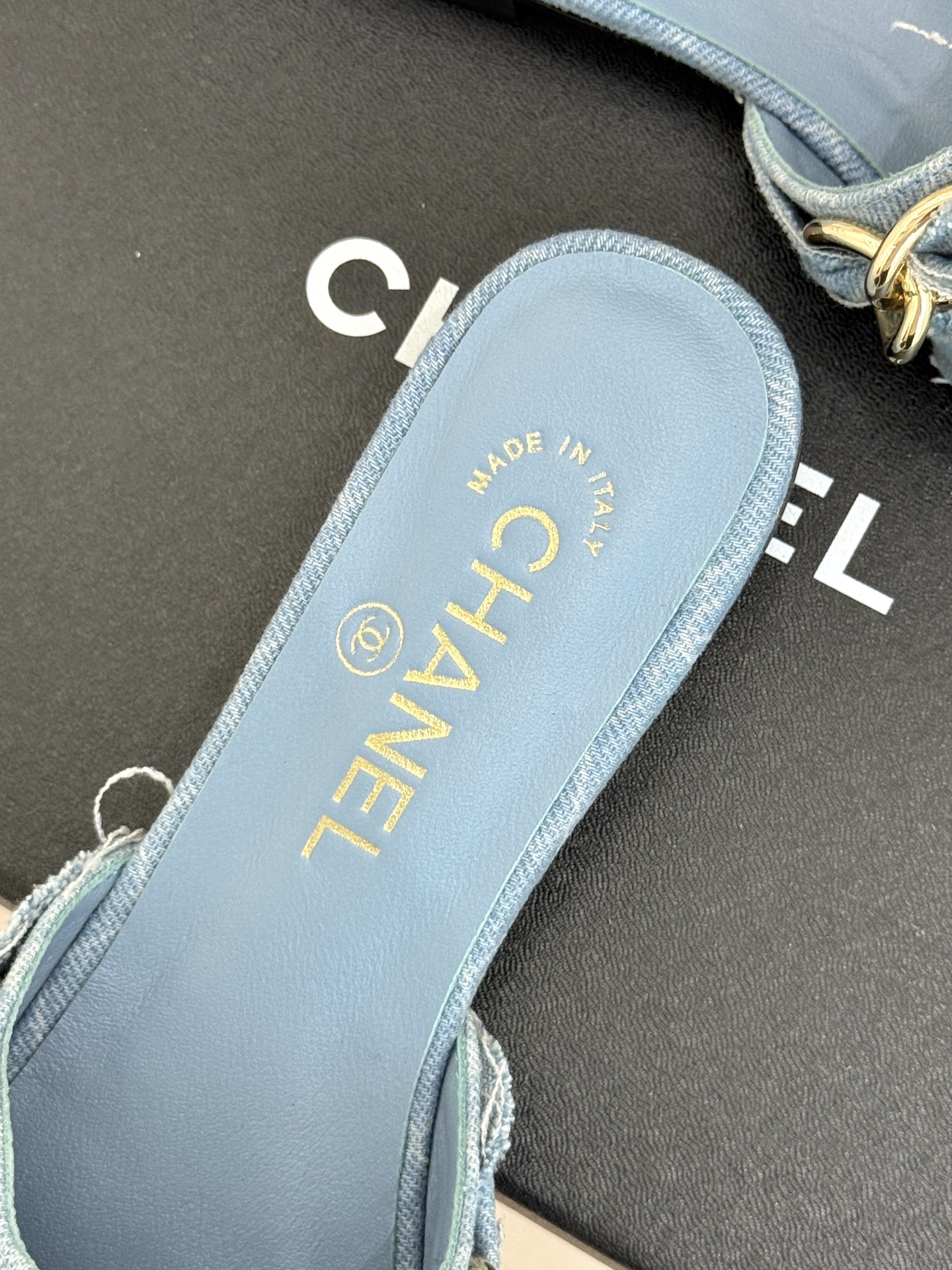 
CHANE*｜小香25K春夏新品
大链条双C包头拖半拖鞋
链条凉拖是今年的大爆款
已被它的美貌折服得随