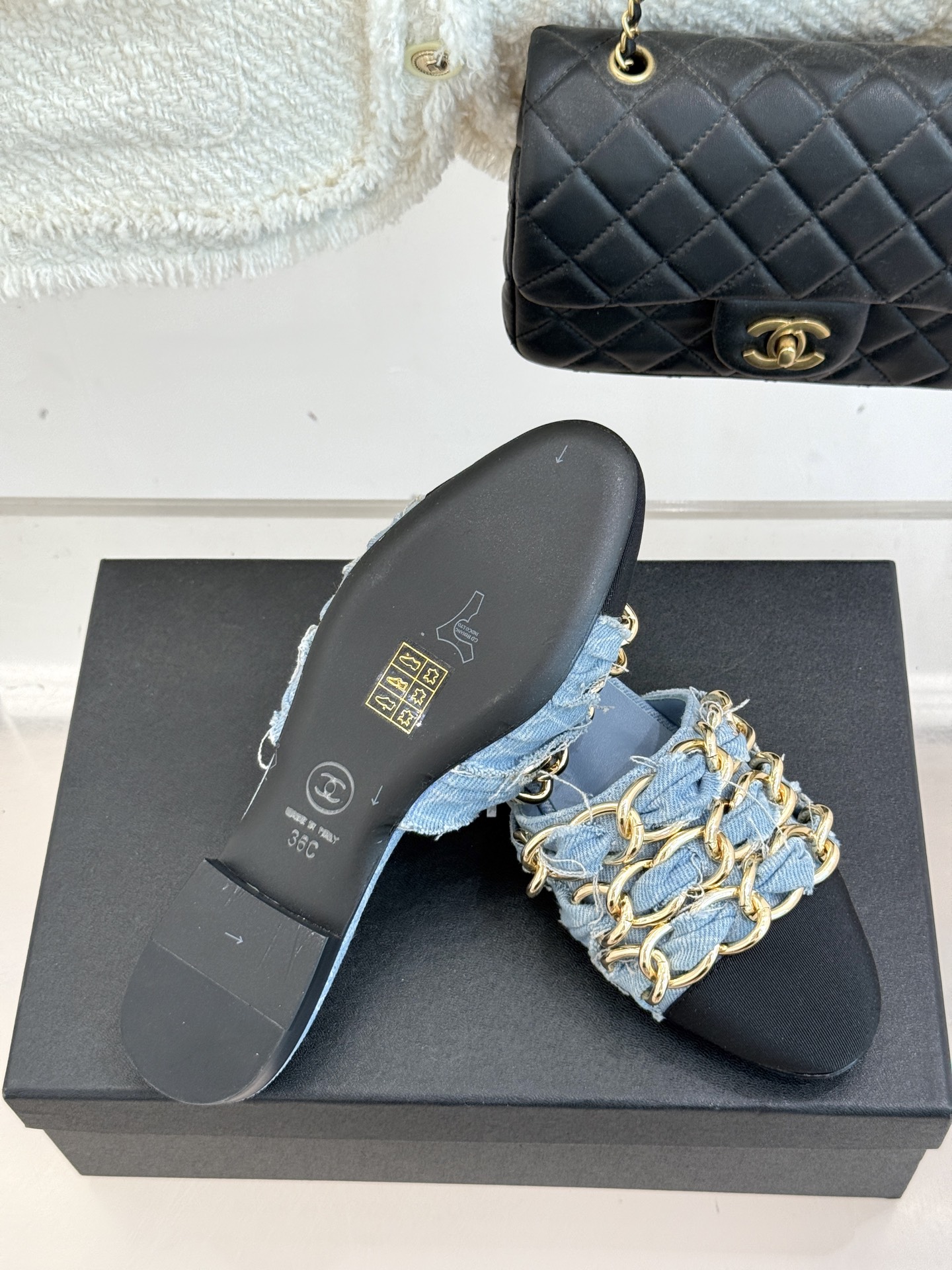 
CHANE*｜小香25K春夏新品
大链条双C包头拖半拖鞋
链条凉拖是今年的大爆款
已被它的美貌折服得随
