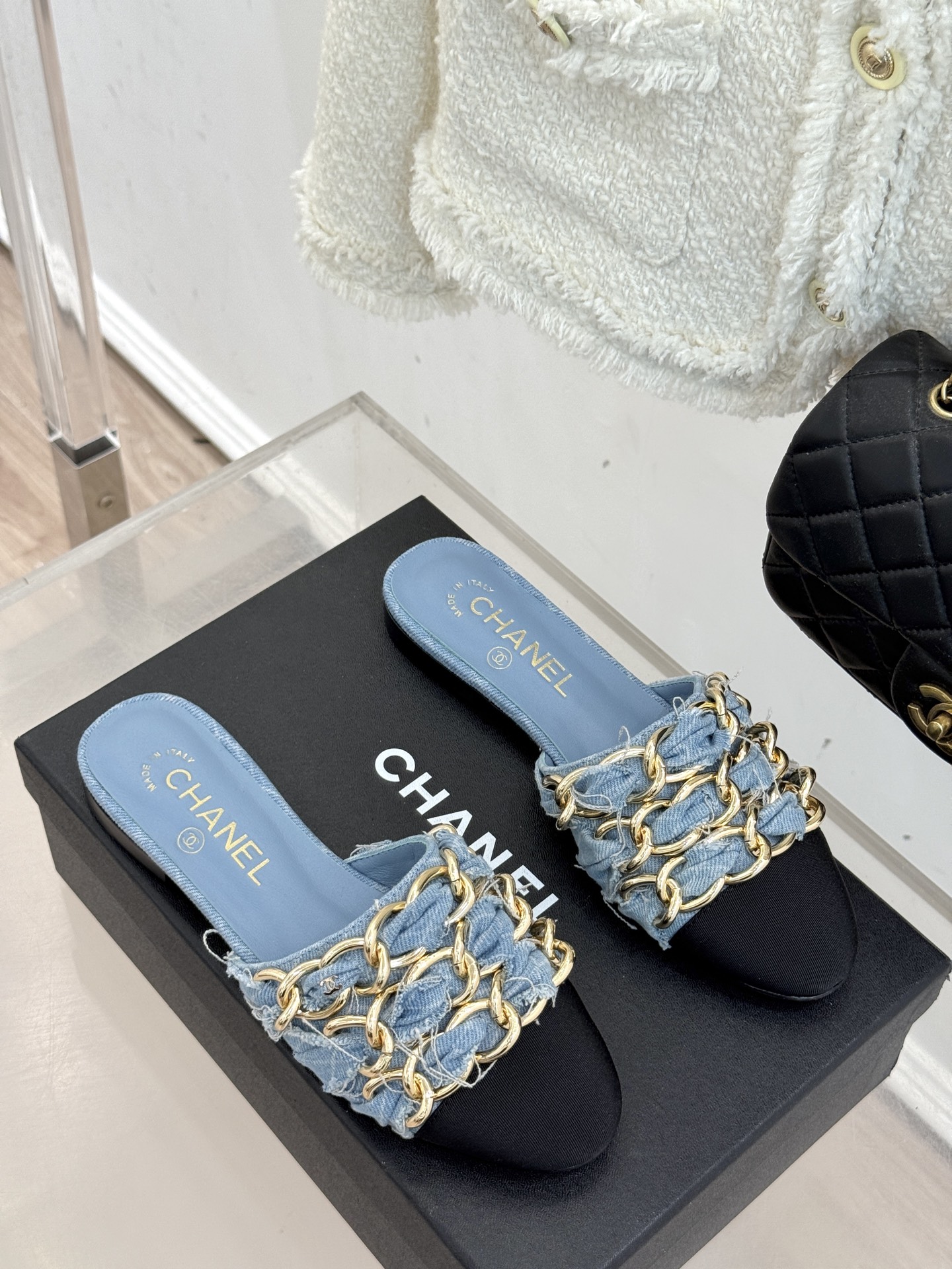 
CHANE*｜小香25K春夏新品
大链条双C包头拖半拖鞋
链条凉拖是今年的大爆款
已被它的美貌折服得随
