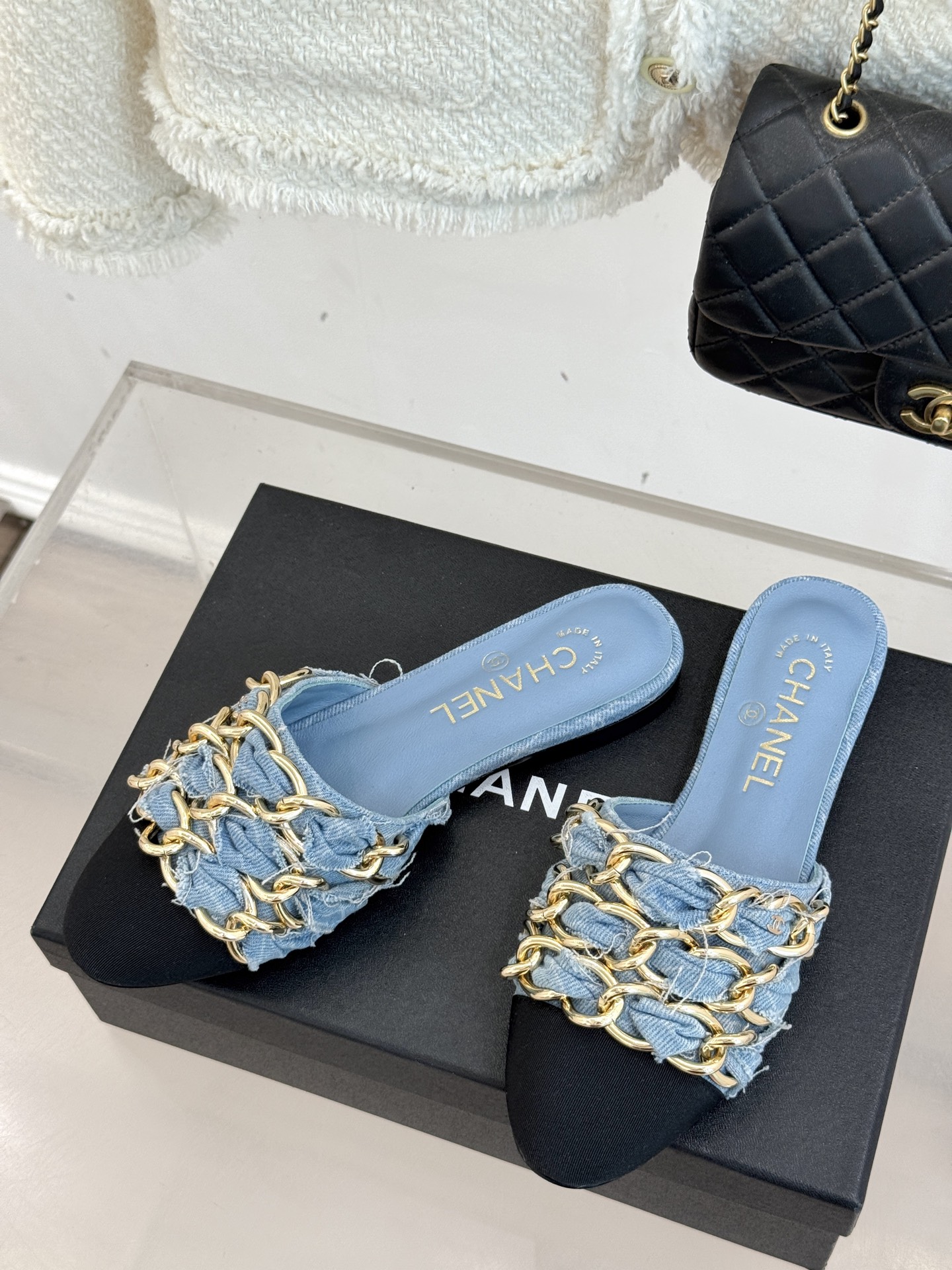
CHANE*｜小香25K春夏新品
大链条双C包头拖半拖鞋
链条凉拖是今年的大爆款
已被它的美貌折服得随