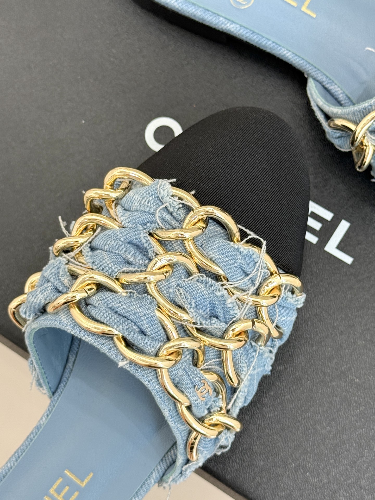 
CHANE*｜小香25K春夏新品
大链条双C包头拖半拖鞋
链条凉拖是今年的大爆款
已被它的美貌折服得随