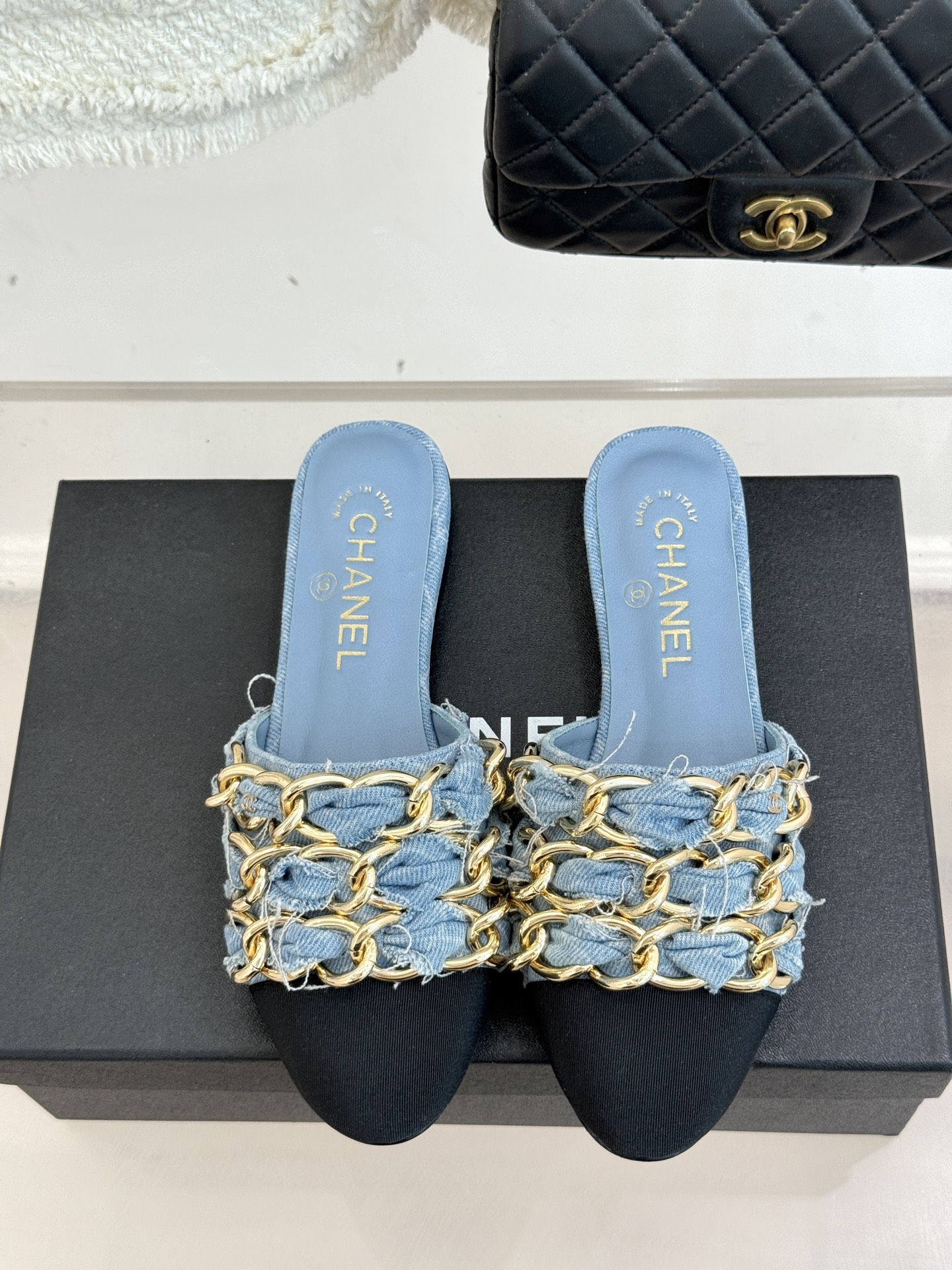 
CHANE*｜小香25K春夏新品
大链条双C包头拖半拖鞋
链条凉拖是今年的大爆款
已被它的美貌折服得随