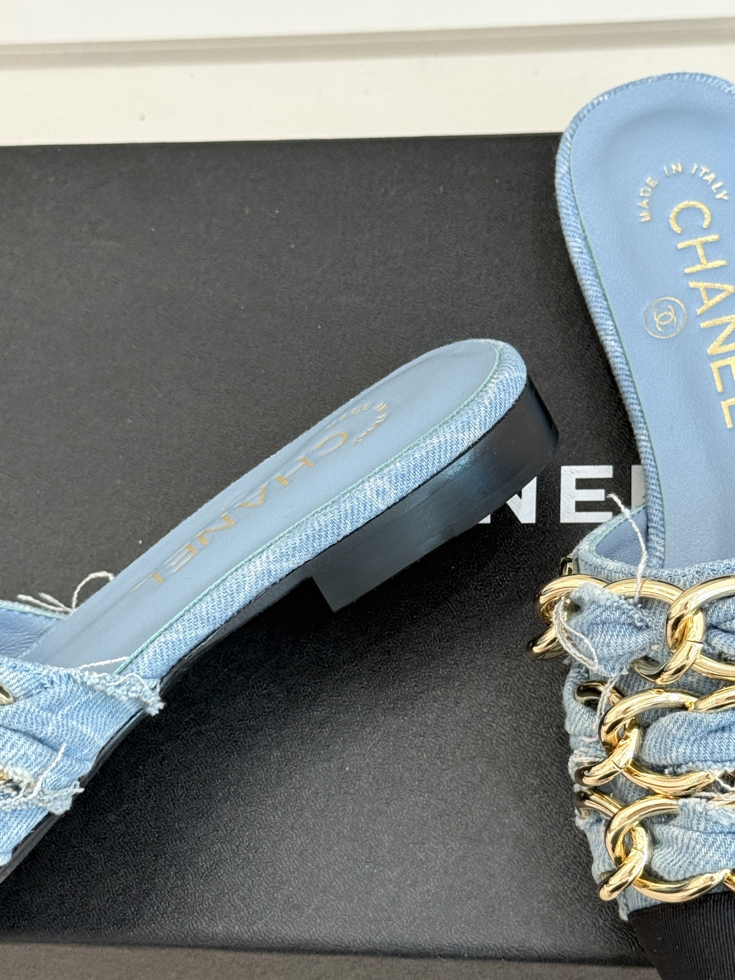 
CHANE*｜小香25K春夏新品
大链条双C包头拖半拖鞋
链条凉拖是今年的大爆款
已被它的美貌折服得随