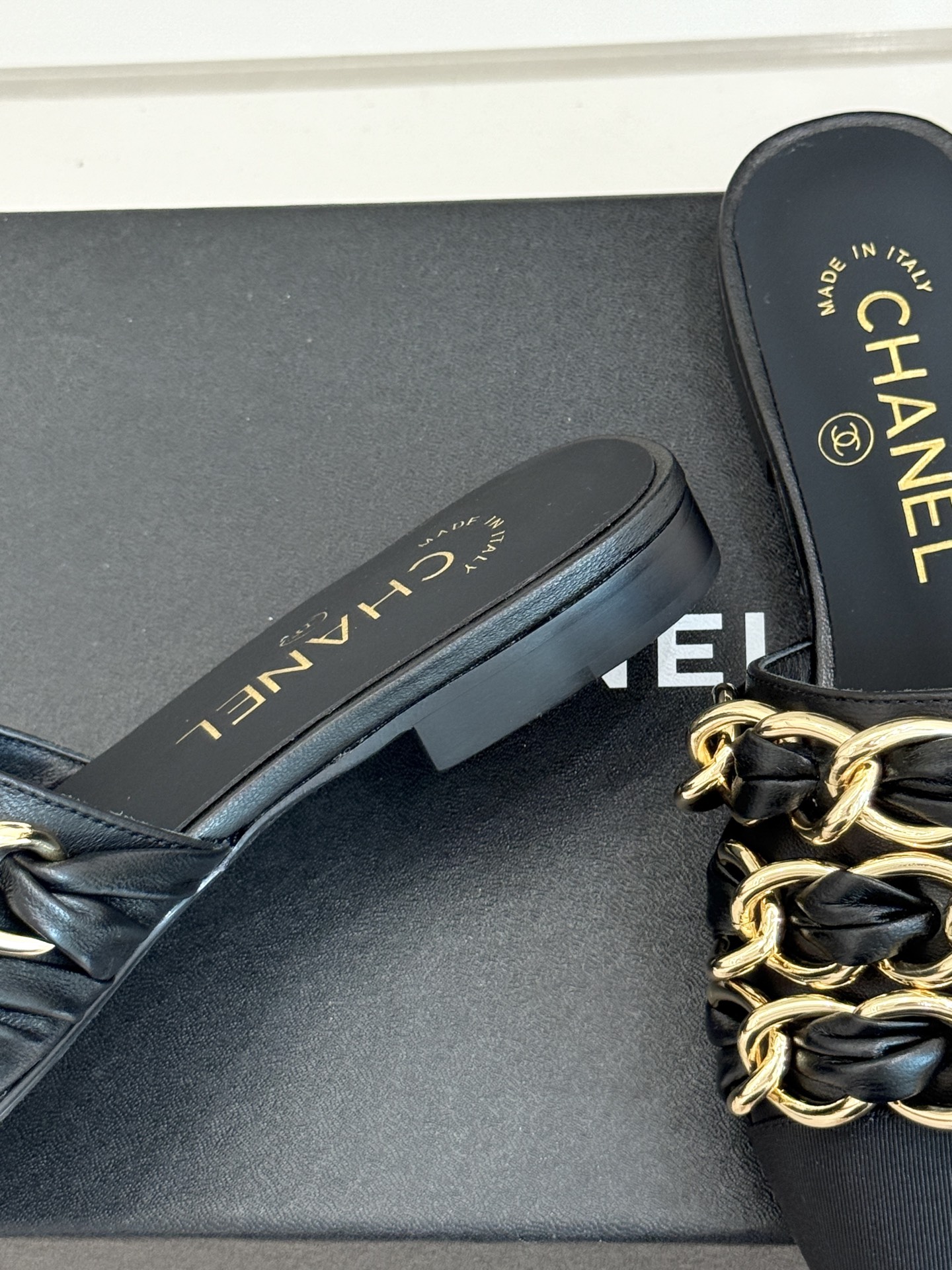 
CHANE*｜小香25K春夏新品
大链条双C包头拖半拖鞋
链条凉拖是今年的大爆款
已被它的美貌折服得随