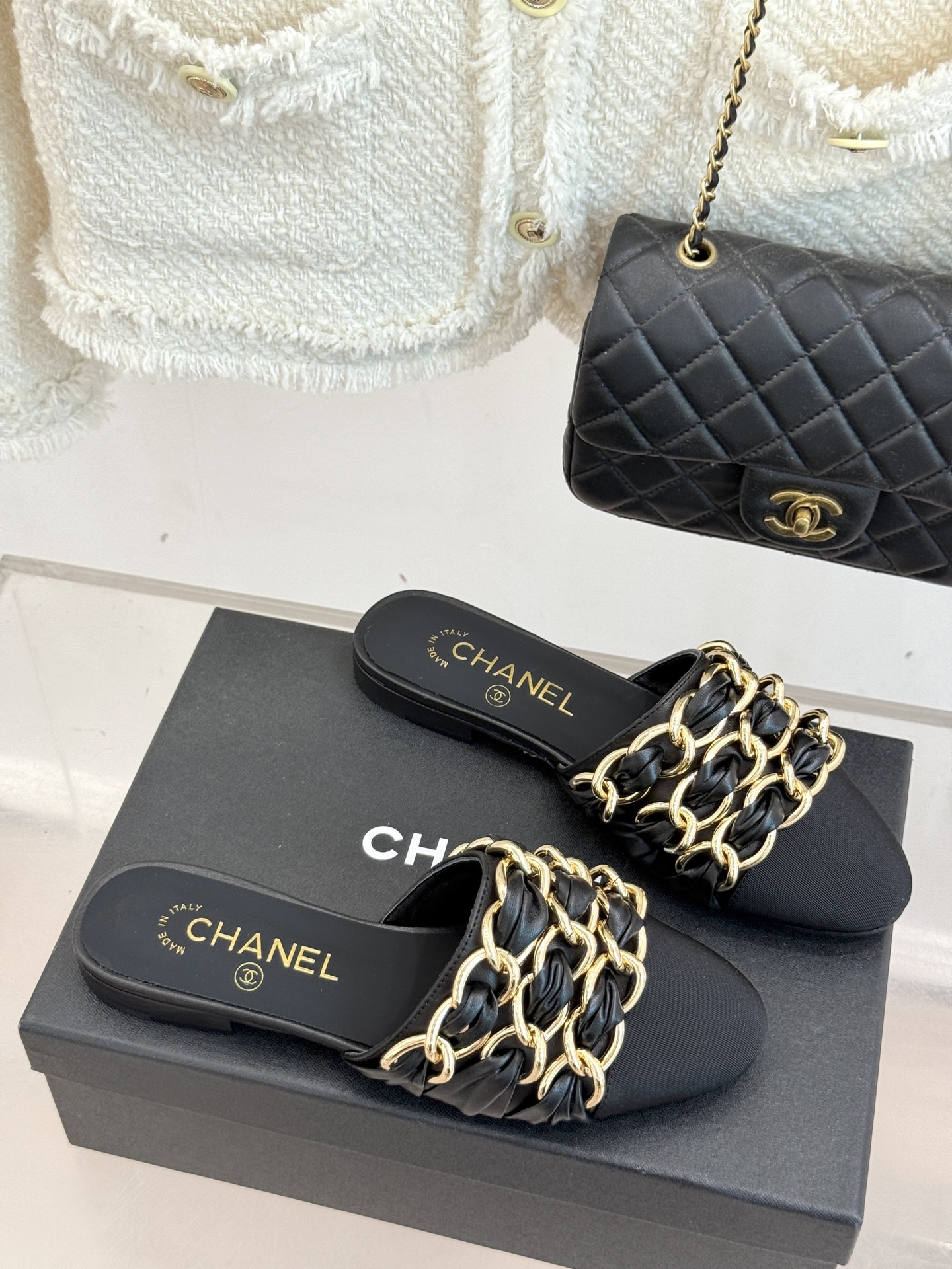 
CHANE*｜小香25K春夏新品
大链条双C包头拖半拖鞋
链条凉拖是今年的大爆款
已被它的美貌折服得随
