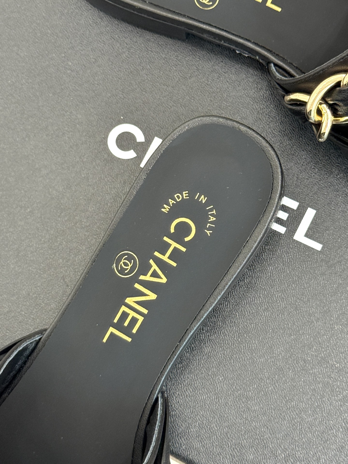 
CHANE*｜小香25K春夏新品
大链条双C包头拖半拖鞋
链条凉拖是今年的大爆款
已被它的美貌折服得随