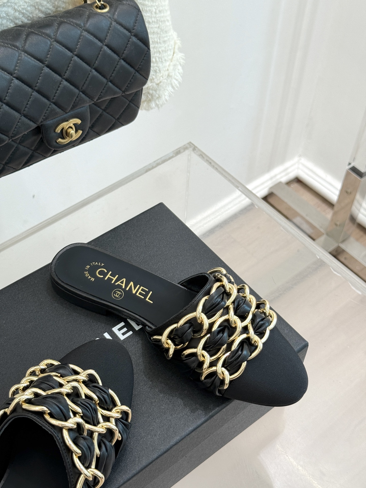 
CHANE*｜小香25K春夏新品
大链条双C包头拖半拖鞋
链条凉拖是今年的大爆款
已被它的美貌折服得随