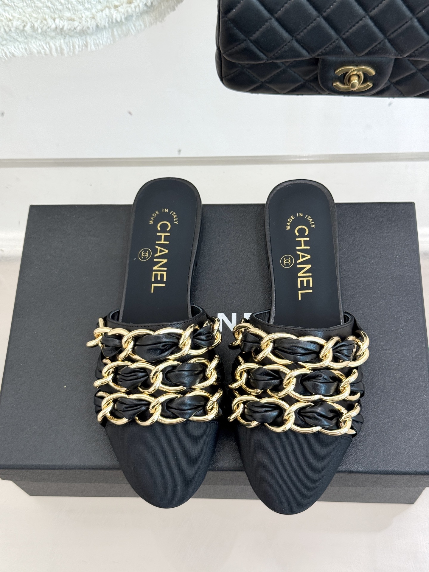 
CHANE*｜小香25K春夏新品
大链条双C包头拖半拖鞋
链条凉拖是今年的大爆款
已被它的美貌折服得随