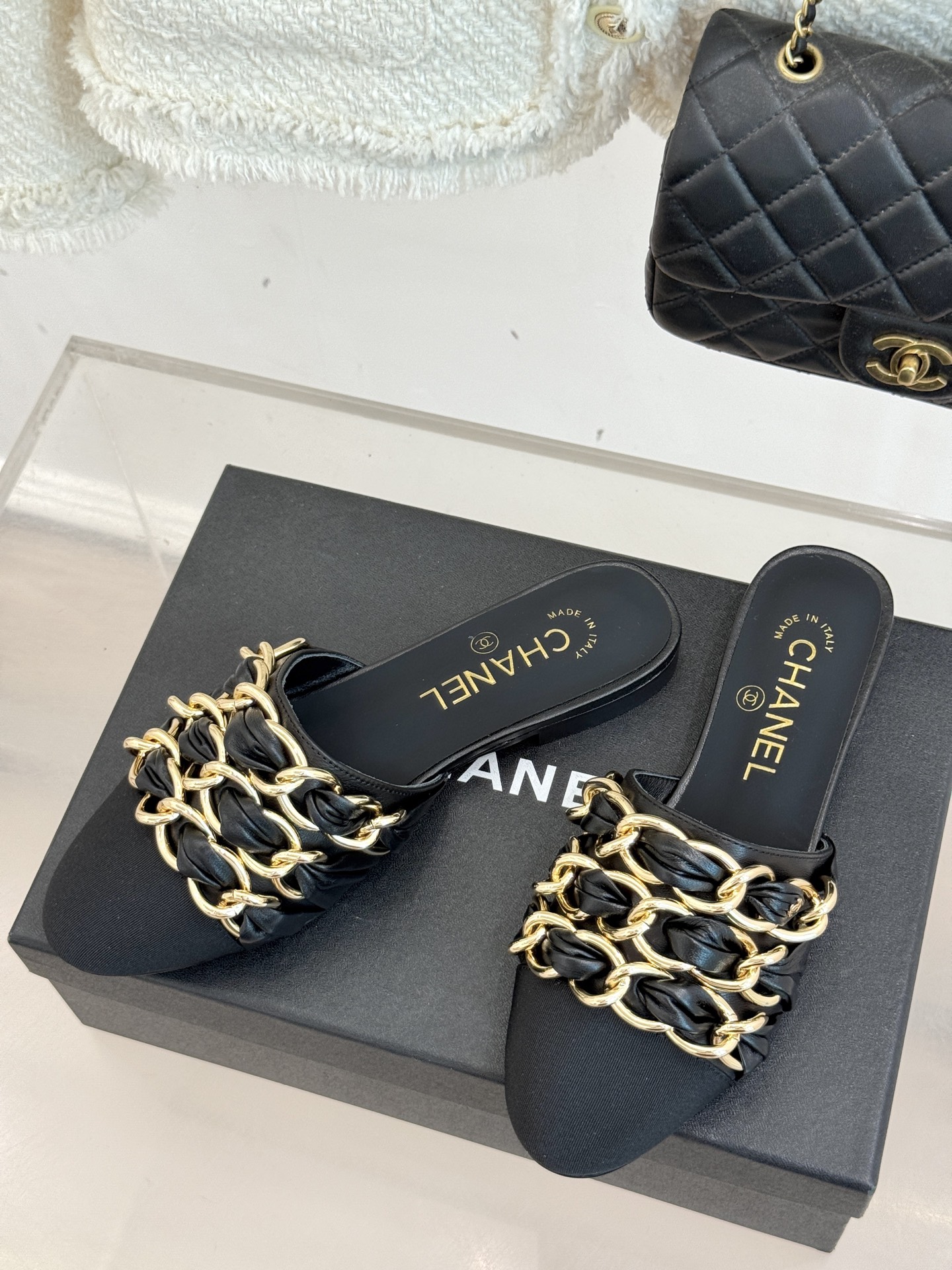 
CHANE*｜小香25K春夏新品
大链条双C包头拖半拖鞋
链条凉拖是今年的大爆款
已被它的美貌折服得随