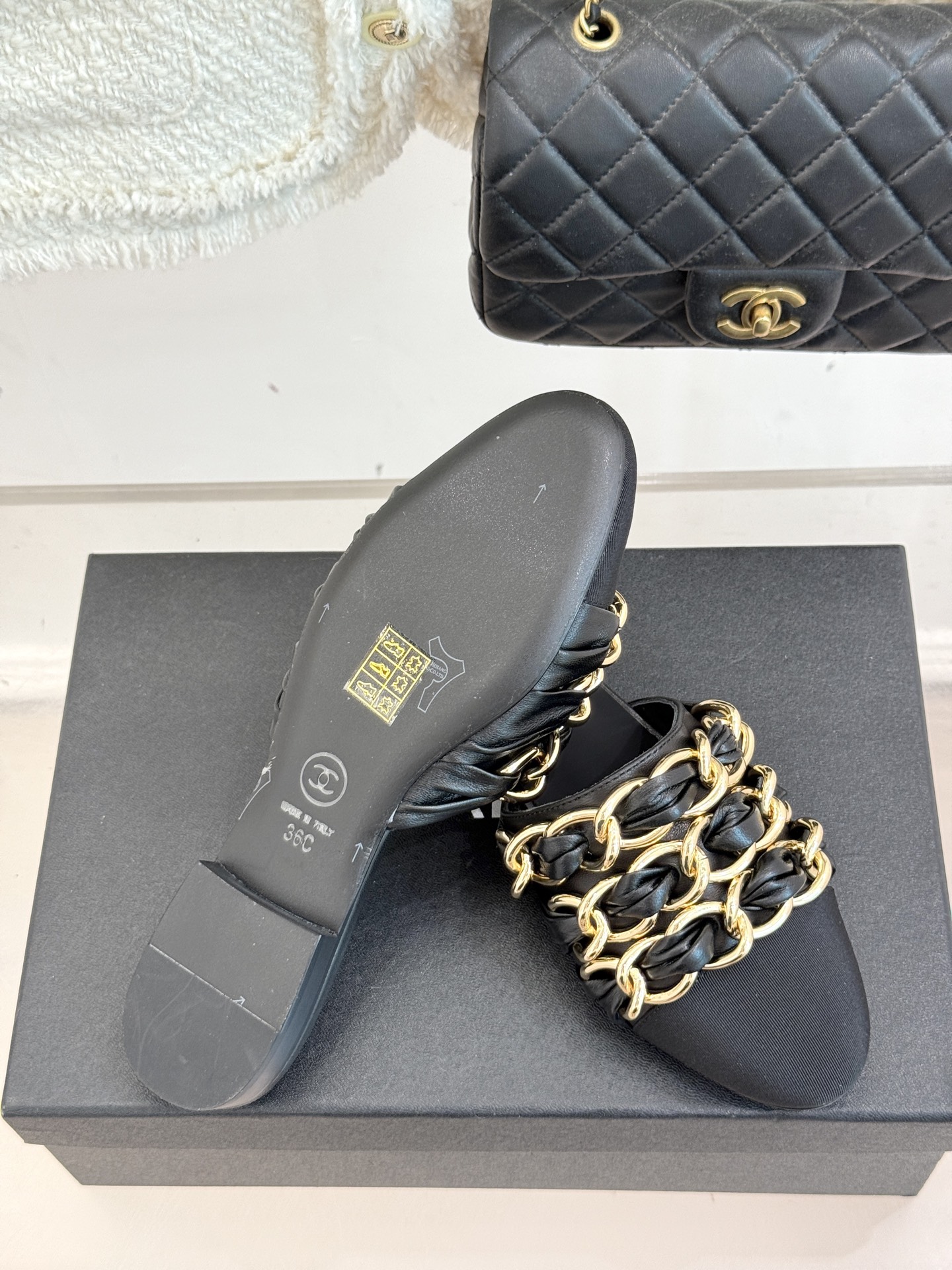 
CHANE*｜小香25K春夏新品
大链条双C包头拖半拖鞋
链条凉拖是今年的大爆款
已被它的美貌折服得随