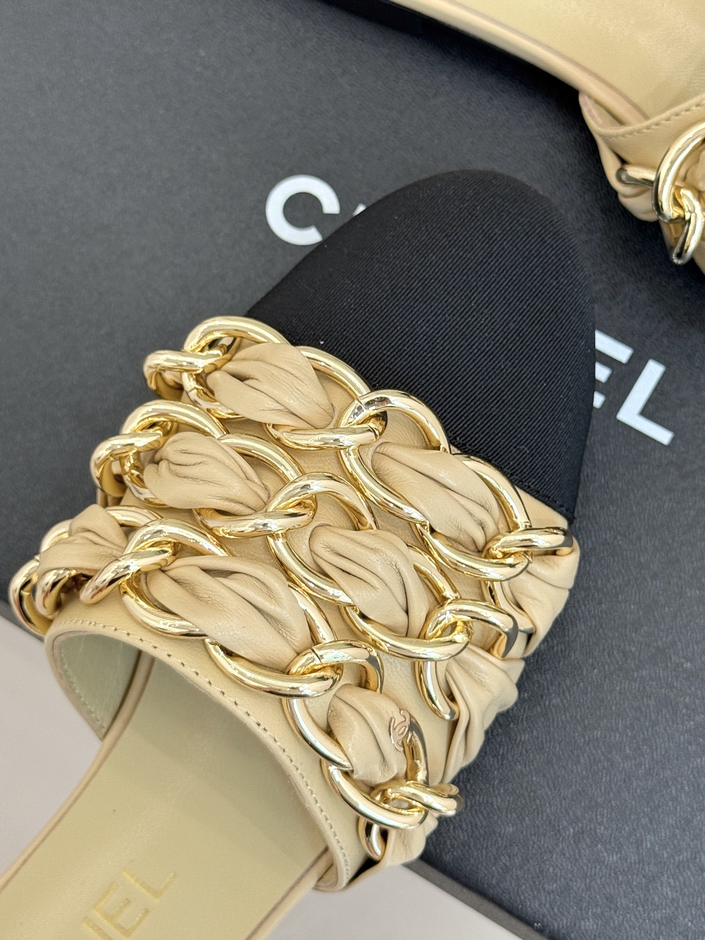 
CHANE*｜小香25K春夏新品
大链条双C包头拖半拖鞋
链条凉拖是今年的大爆款
已被它的美貌折服得随