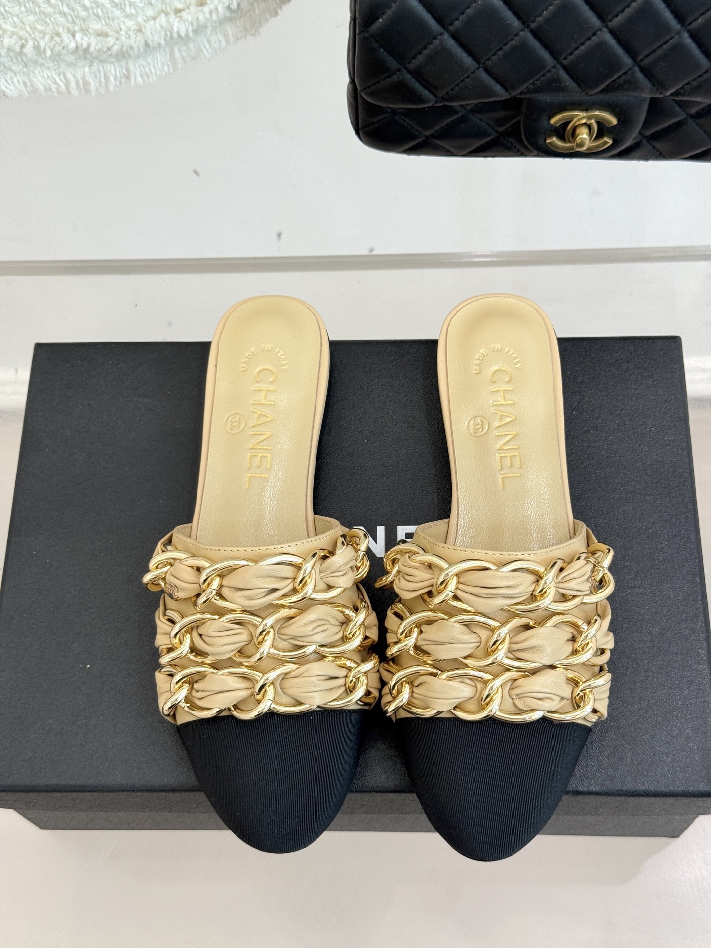 
CHANE*｜小香25K春夏新品
大链条双C包头拖半拖鞋
链条凉拖是今年的大爆款
已被它的美貌折服得随
