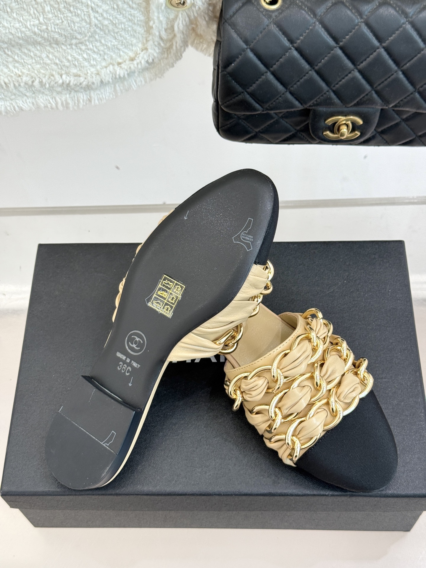 
CHANE*｜小香25K春夏新品
大链条双C包头拖半拖鞋
链条凉拖是今年的大爆款
已被它的美貌折服得随