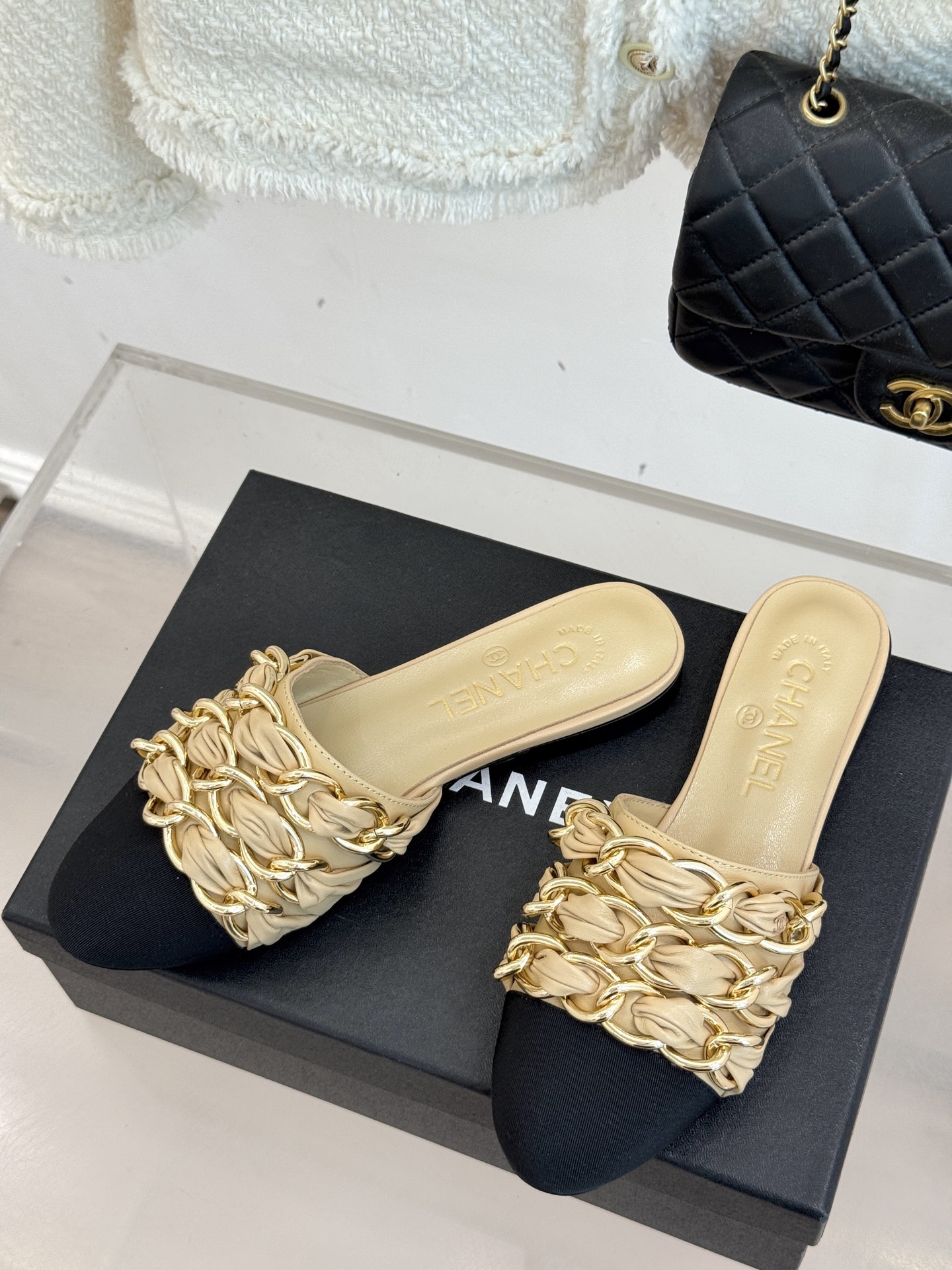 
CHANE*｜小香25K春夏新品
大链条双C包头拖半拖鞋
链条凉拖是今年的大爆款
已被它的美貌折服得随